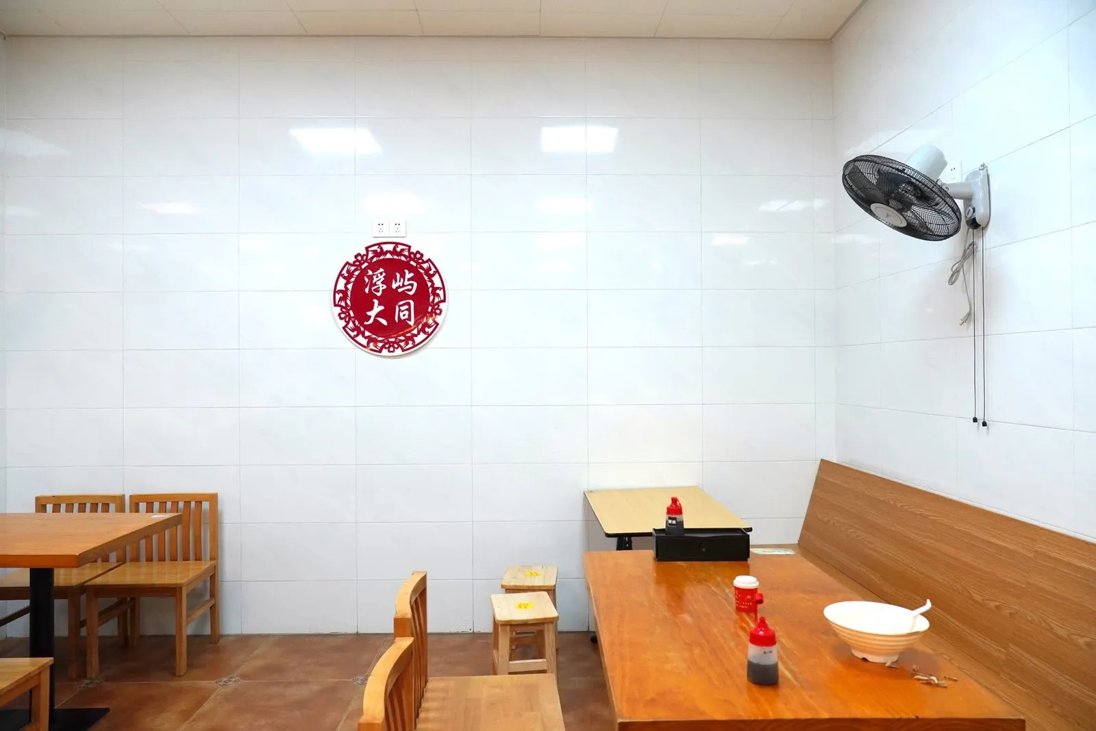 ตัวร้านโดดเด่นด้วยเวลาเปิดทำการ 24 ชั่วโมงตลอด 7 วันโดยไม่มีการปิดร้านทำให้ชาวเมือง Xiamen สามารถแวะมาชิมได้ตลอดทั้งวันทั้งคืน