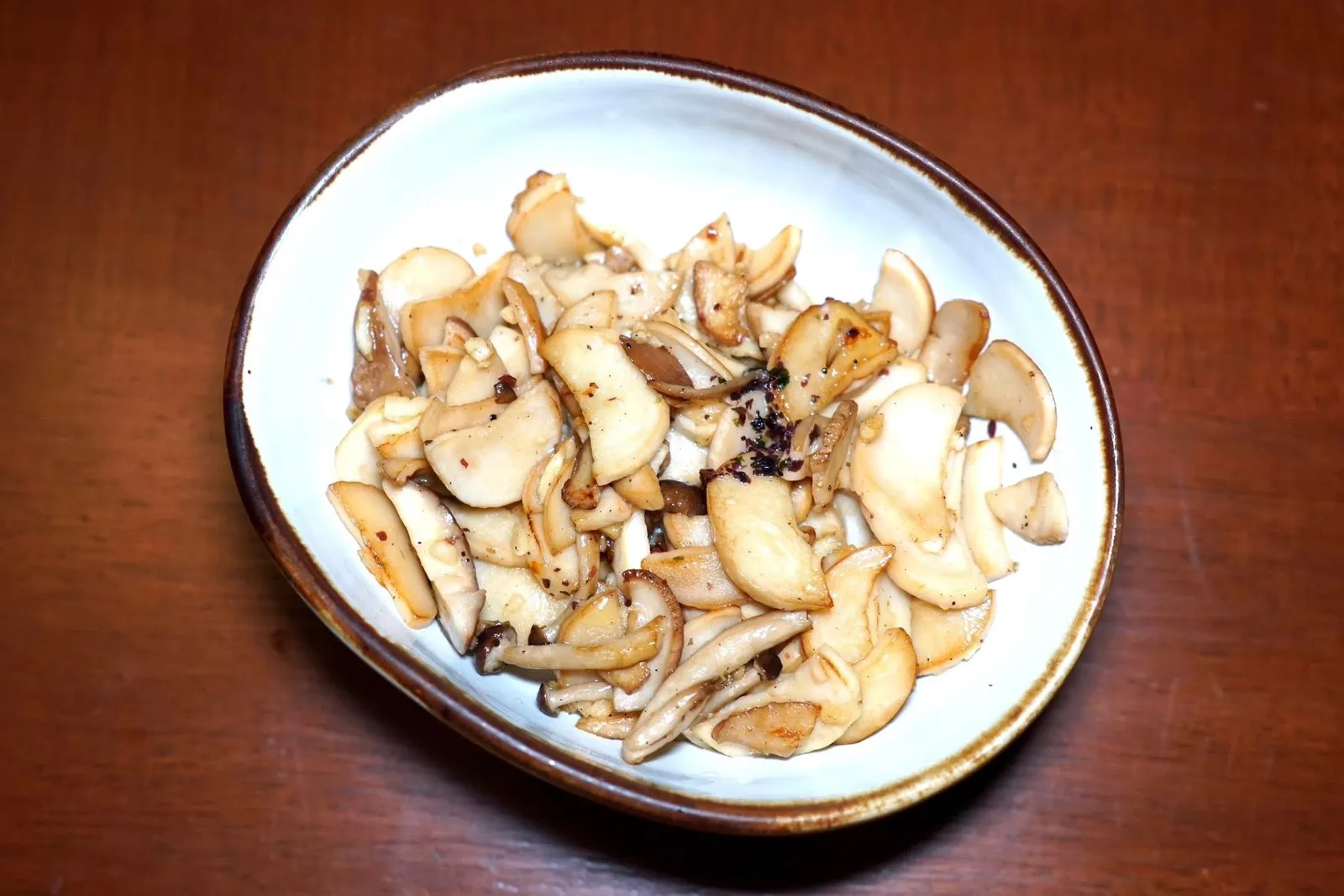 Mushroomเห็ดผัดเนยเห็ดหั่นเป็นชิ้นบาง ๆ ผัดกับเนยมาถ้วยใหญ่