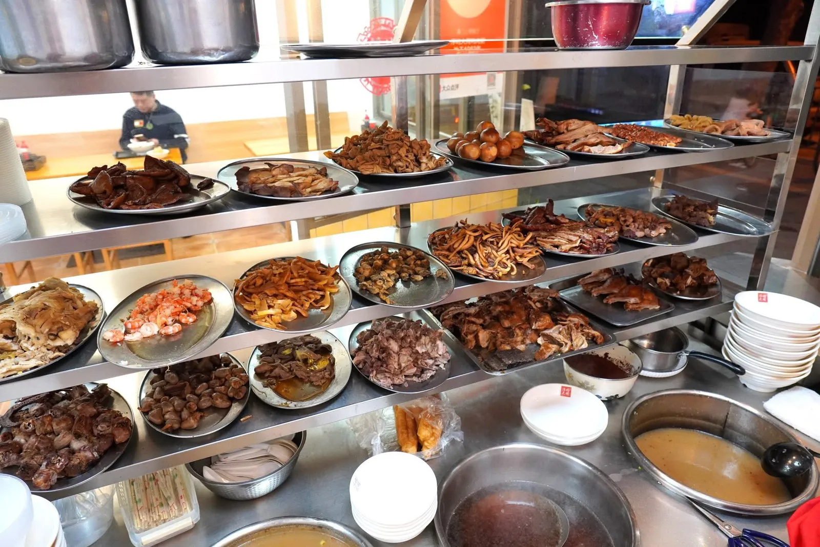 🎗️ Fu Yu Da Tong Ya Rou Zhou หรือชื่อภาษาจีนว่า 浮屿大同鸭肉粥 เป็นร้านข้าวต้มเป็ดที่เปิดทำการมาตั้งแต่ปี 1983