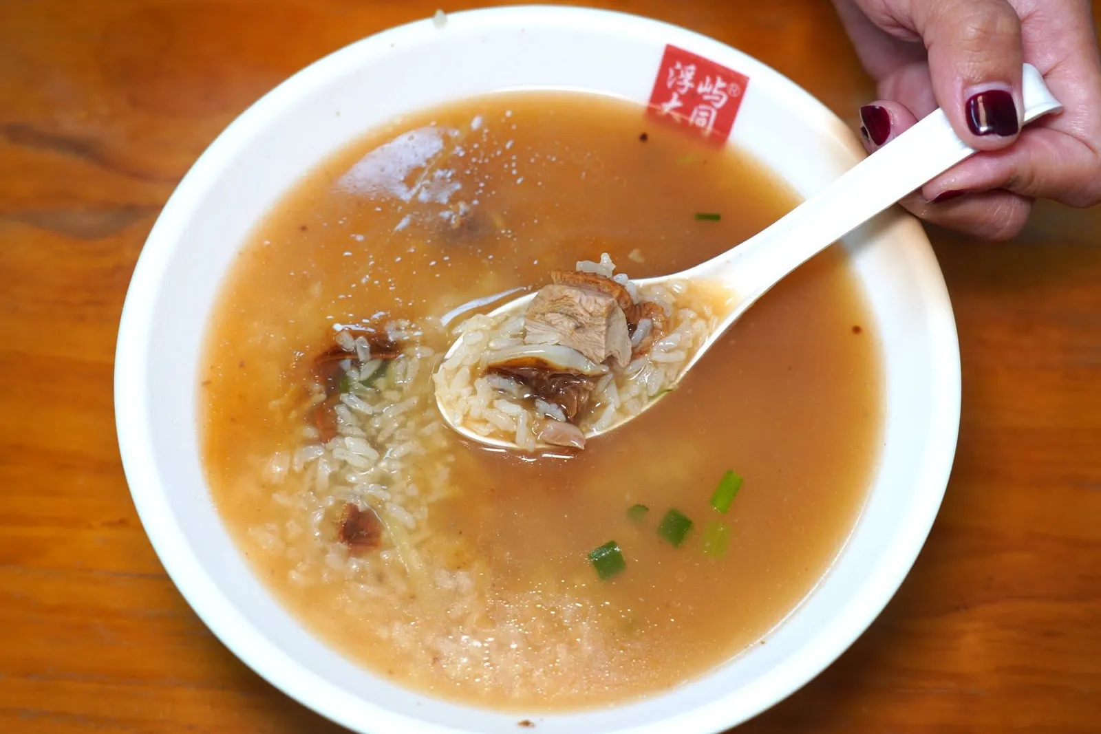 粥 (碗) (5 CNY)Porridge (Bowl)ทางร้านเสิร์ฟย่าโร่วโจวหรือข้าวต้มเป็ดชามใหญ่ เนื้อสัมผัสเนียนละมุนจนแทบจะละลายในปากกลืนไปกับเนื้อเป็ดที่ผ่านการเคี่ยวจนนุ่มหอม (15/20)