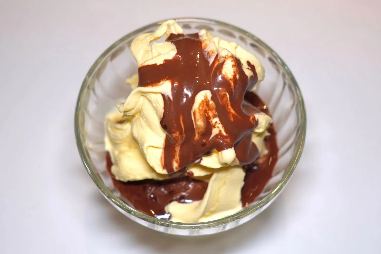 Gelato di crema “Miramonti”Gelato สูตรพิเศษของ Miramonti ให้รสชาติและเนื้อสัมผัสที่โดดเด่น จากนั้นราดด้วยซอสช็อกโกแลตรสเลิศ (15/20)