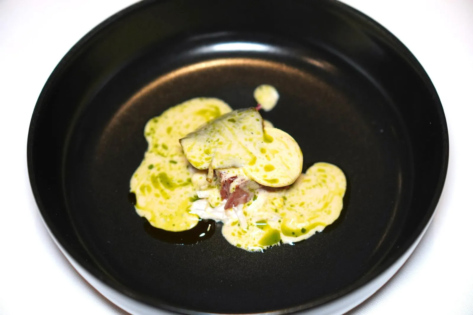 Lingua di vitello al bagnetto verdeลิ้นวัวเสิร์ฟมากับสลัดโดยมีอโรมาของเคเปอร์และมัสตาร์ด นอกจากนี้ยังมีซอสเขียวหรือ Bagnetto Verde ที่ผสมผสานแองโชวี่ เคเปอร์ และกระเทียมราดมาที่ด้านบน (15/20)