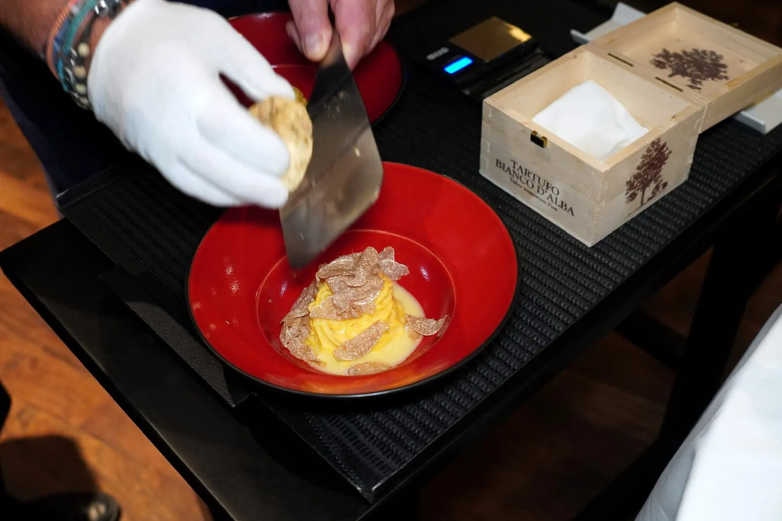 Tagliolini al tartufo bianco d'alba (25 € plus 10 €/g of Tartufo)พนักงานจะมาขูดให้ที่โต๊ะ (15/20)