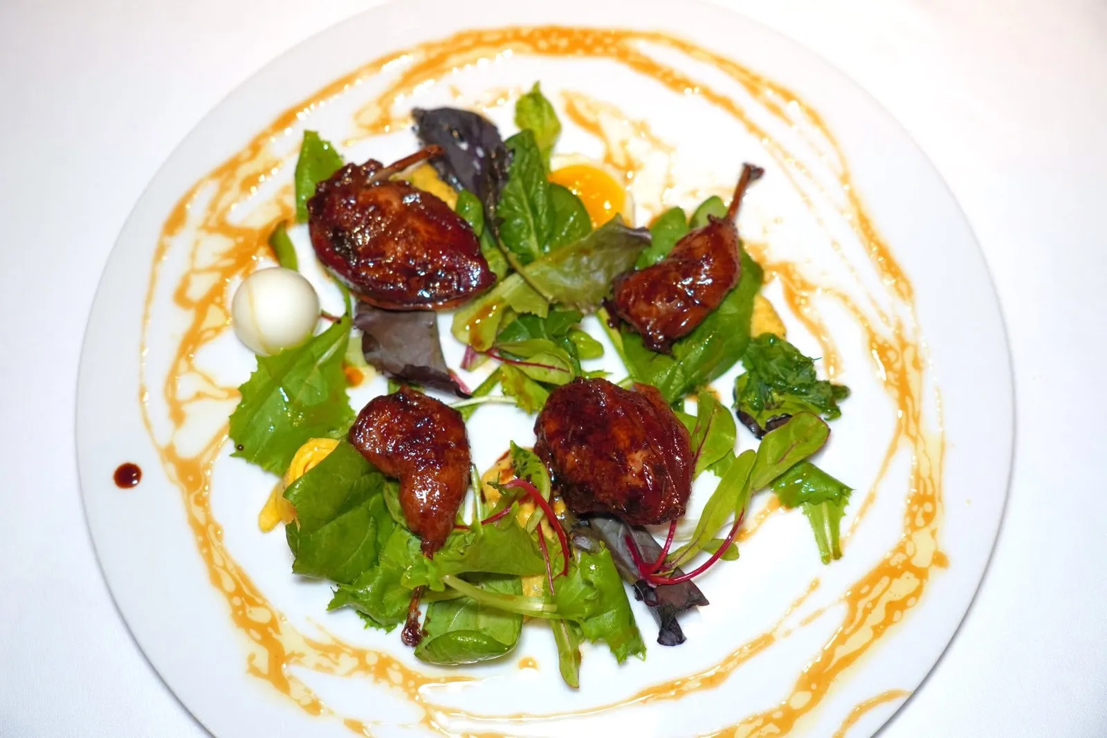 Quaglia laccata al miele (soia e uova di quaglia)นกกระทาเสิร์ฟมาจานใหญ่โดยเชฟนำเนื้อของนกไปเกลซกับน้ำผึ้งและซีอิ๊วจนได้รสชาติเปรี้ยวหวานเข้มข้น ข้าง ๆ กันคือผักสลัดรวมไปถึงไข่นกกระทาเสิร์ฟมาในหลากหลายเทคนิคการปรุงคือ Sodo, Omelette, Poache, Fried และ Truffled นั่นเอง (16/20)
