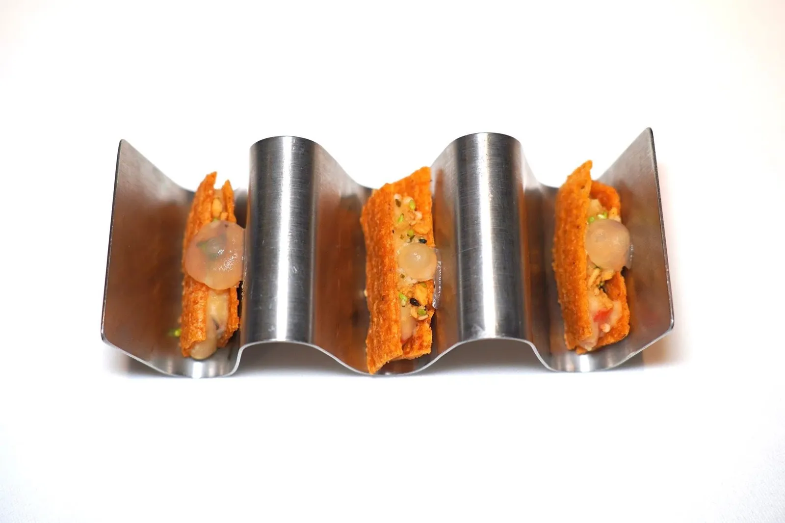 Amuse-boucheเวเฟอร์หัวหอมสอดไส้ถั่วครีมถั่ว เชฟเพิ่มความฉุนด้วยการใส่ครัมเบิ้ลของวาซาบิลงไปด้วย นอกจากนี้ยังมีเจลของตะไคร้และขิง (16/20)