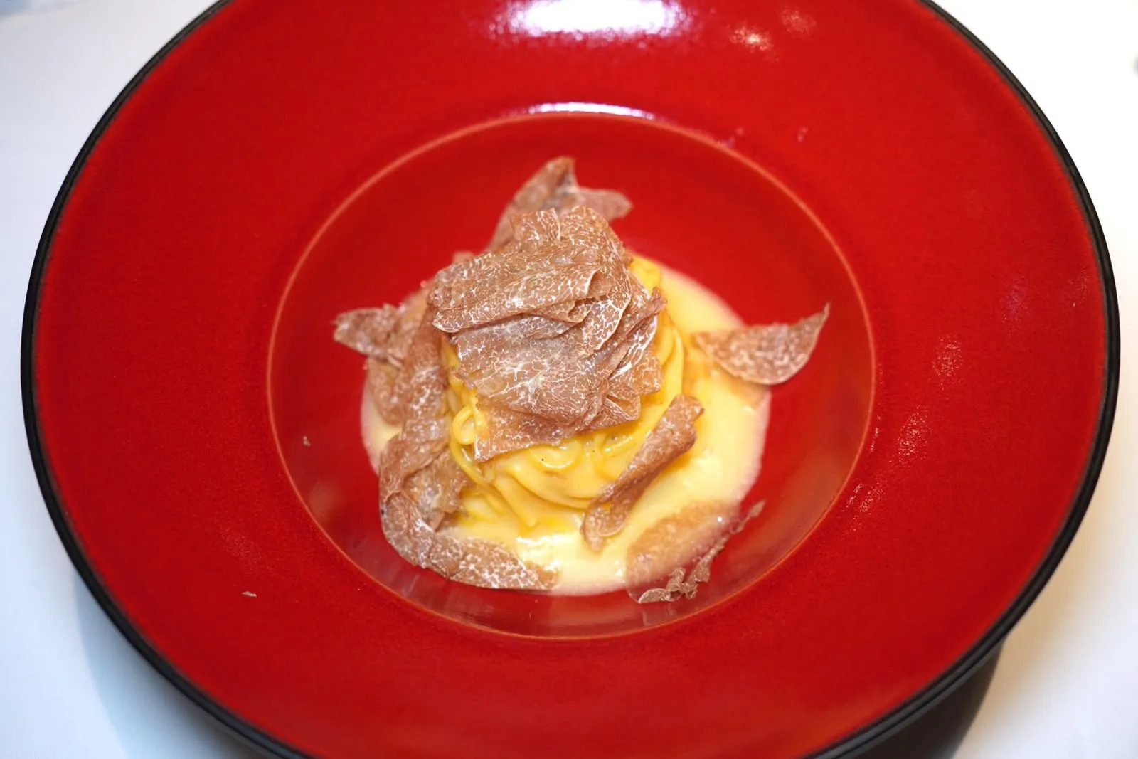 Tagliolini al tartufo bianco d'alba (25 € plus 10 €/g of Tartufo)สำหรับใครที่มาตรงกันกับหน้าของ Truffle ทางร้านจะนำเสนอเส้น Tagliolini โฮมเมดมาคู่กันกับซอสเนยและเห็ดทรัฟเฟิลขาวจากนคร Alba (15/20)