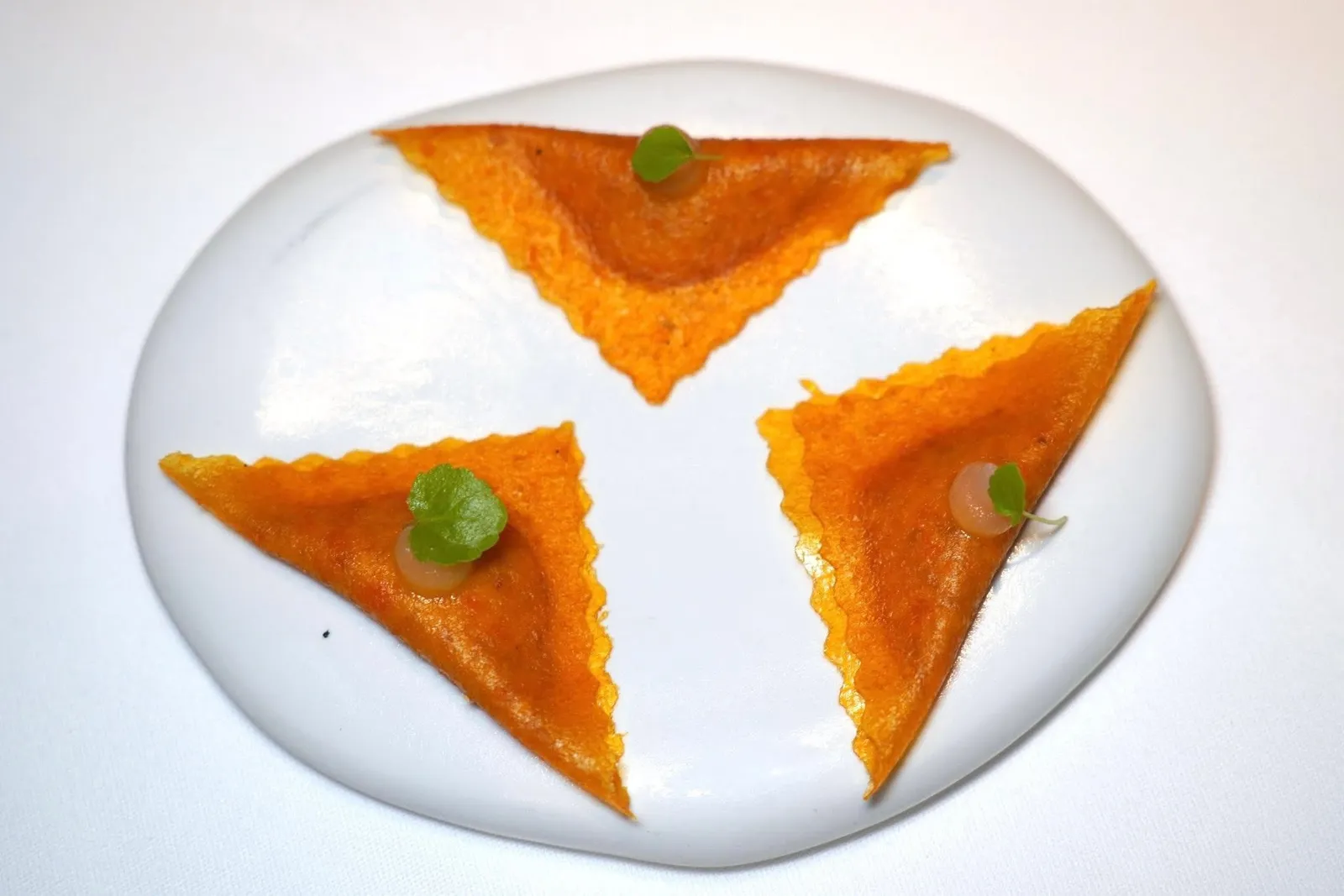 Amuse-boucheราวิโอลีที่เตรียมมาจากแอปริคอตให้รสชาติเปรี้ยวสอดไส้ด้วยเนื้อหมูตุ๋นและผักดอง ด้านบนคือเจลแตงกวา (16/20)