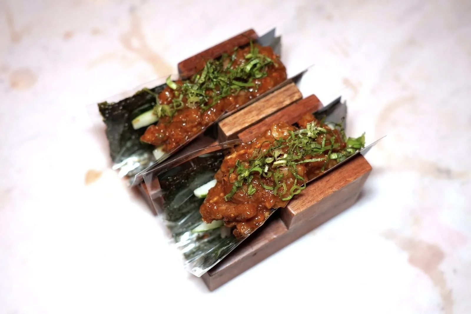 WAGYU SOI JU YUKE (390++)Sendai beef with larb sauceHand Roll เสิร์ฟมากับเนื้อวัวจากเซ็นไดคลุกเคล้ากับซอสลาบไทย ๆ รสชาติจัดจ้าน
