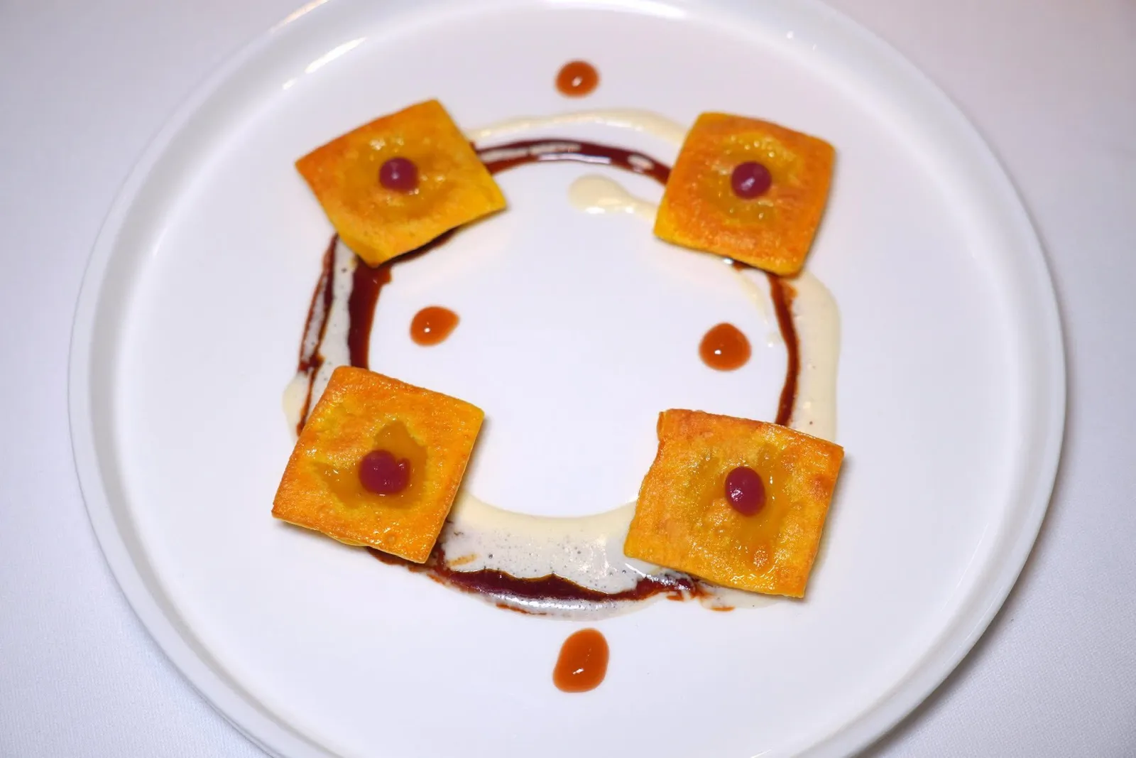 Ravioli di trippa in versione estiva (gel di melograno e marmellata di pesche)ราวิโอลีโฮมเมดแป้งกรอบ ด้านในสอดไส้ด้วยกระเพาะผสมผสานกับชีส Bagòss จากเมือง Bagolino รอบ ๆ คือเจลทับทิม แยมพีช และชีส Bagòss เช่นกัน (16/20)