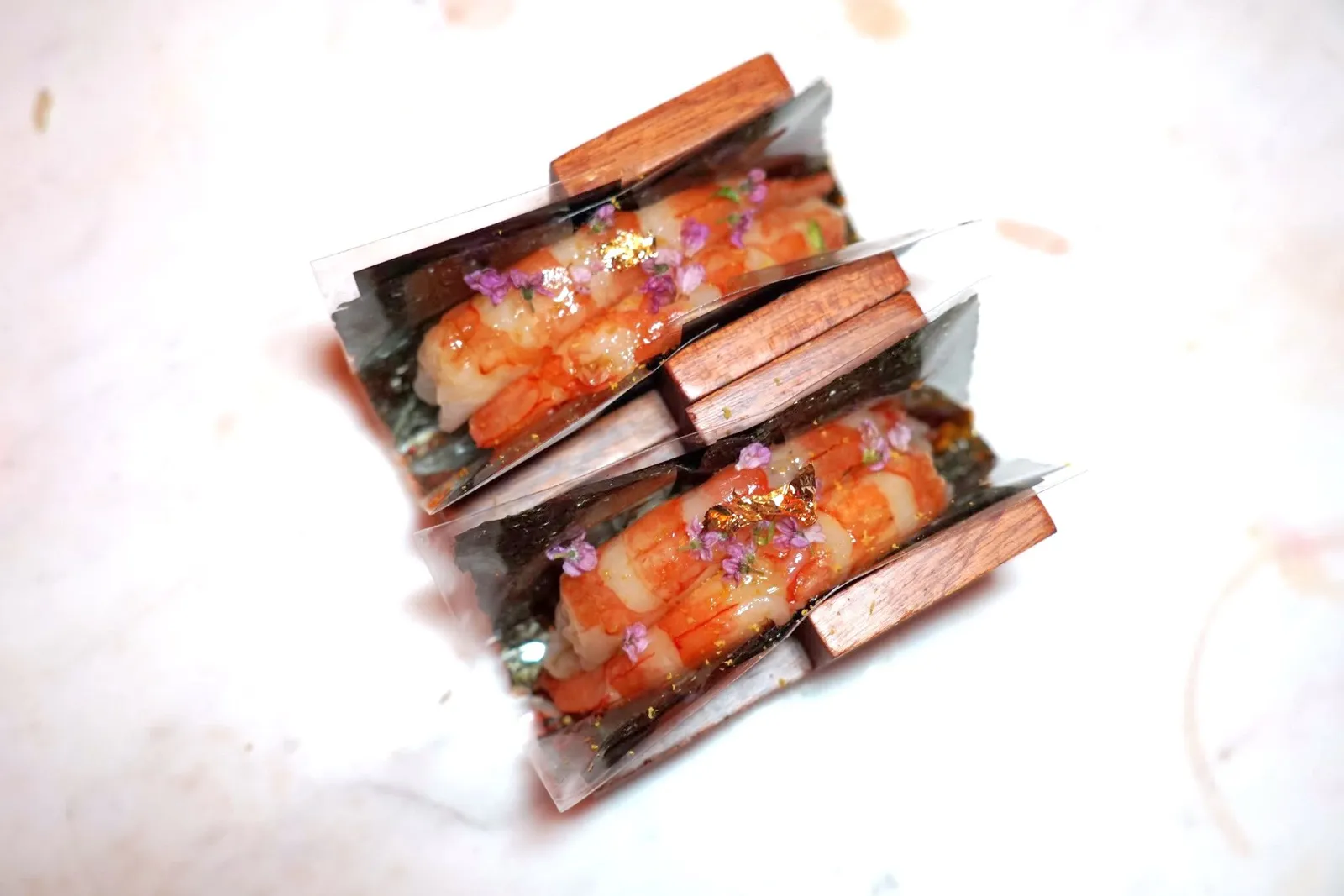 АКА EBI (350++)Hokkaido red prawnมาที่ร้านนี้ห้ามพลาดเมนู Hand Roll ท็อปด้านบนด้วยกุ้งหวานญี่ปุ่นอากะเอบิเนื้อหวานละมุน