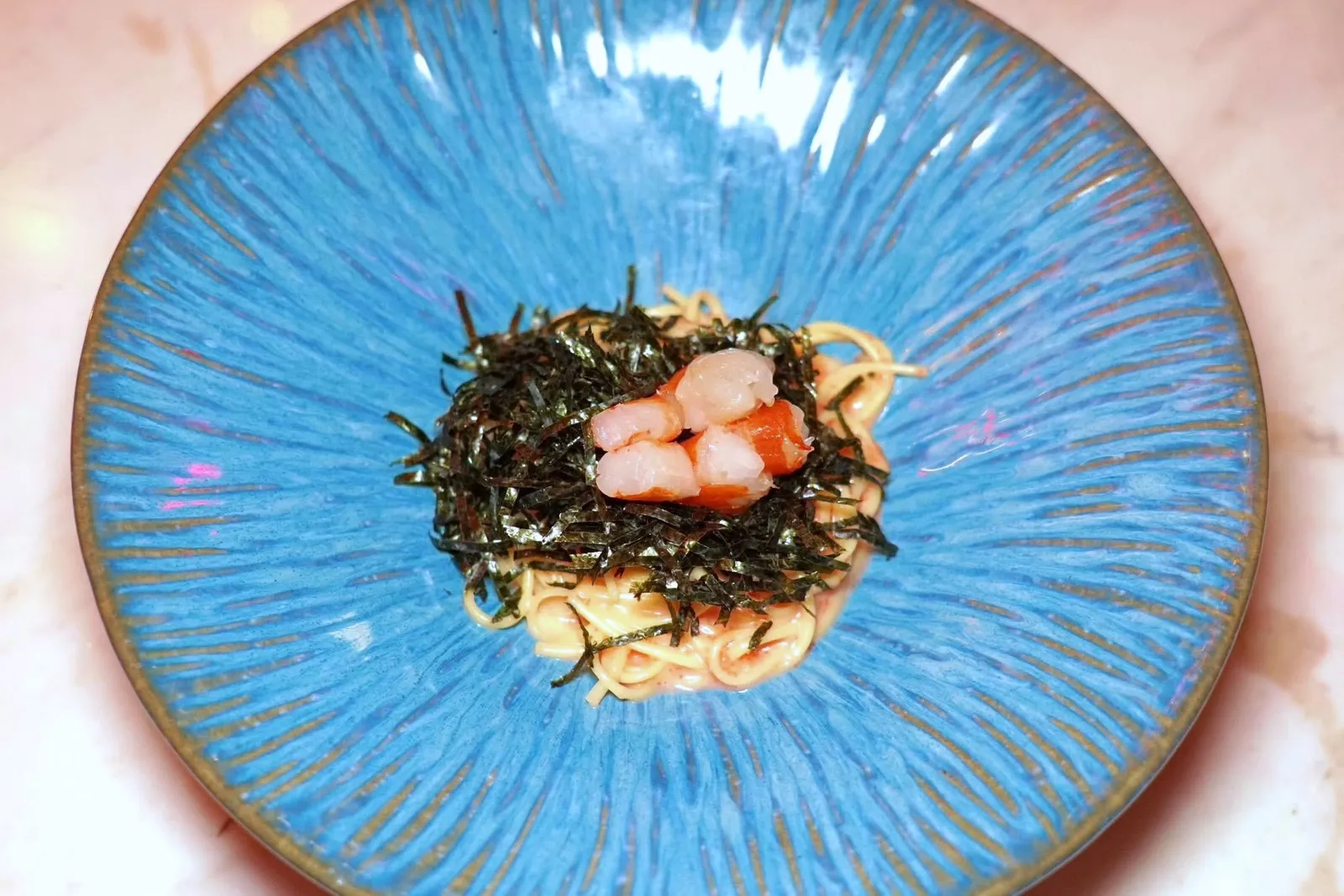 SOMEN MENTAIKO (490++)Japanese noodle with red shrimp and mentaiko sauceเส้นโซเมนญี่ปุ่นคลุกเคล้ามากับซอสไข่ปชาเมนไทโกะ นอกจากนี้ยังมีสาหร่ายและเนื้อกุ้งหวานญี่ปุ่นท็อปมาด้านบนอีกด้วย