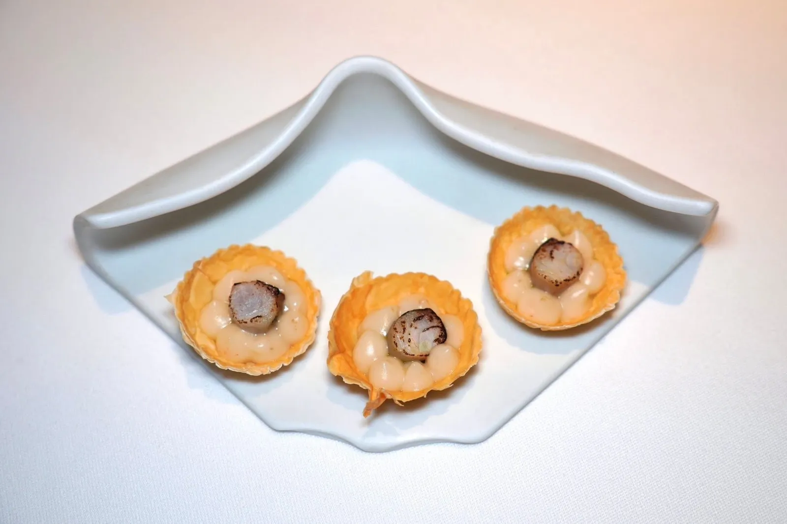 Amuse-boucheจากนั้นปิดท้ายด้วยทาร์ตเล็ตจิ๋วเสิร์ฟมากับเนื้อปลารมควัน นอกจากนี้ยังมีซอส Pesto ที่เตรียมมาจากผัก Arugula และถั่ว จากนั้นท็อปด้วยซอสมายองเนสที่เตรียมมาจากองุ่นและแอปเปิ้ล (16/20)