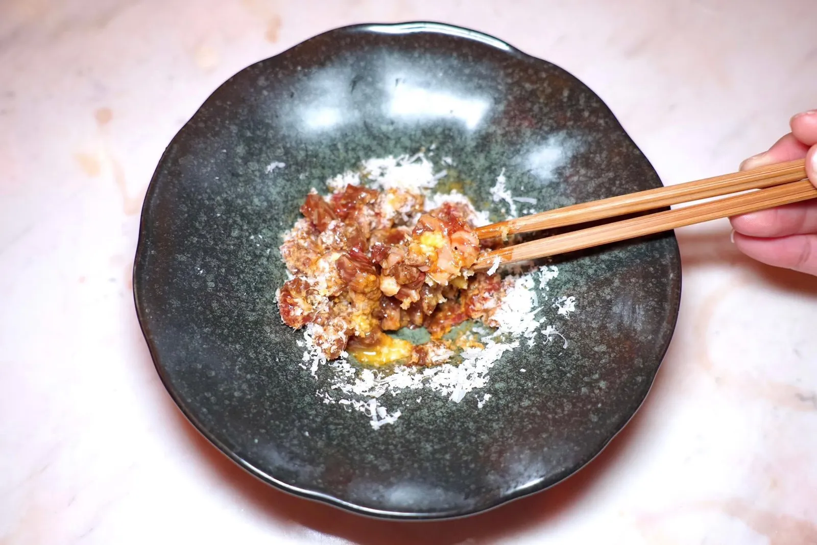 WAGYU YUKKE (490++)Sendai beef with shoyu marinated & parmigiano reggianoคลุกเคล้าทุกองค์ประกอบให้เข้ากันเป็นอันพร้อมชิม