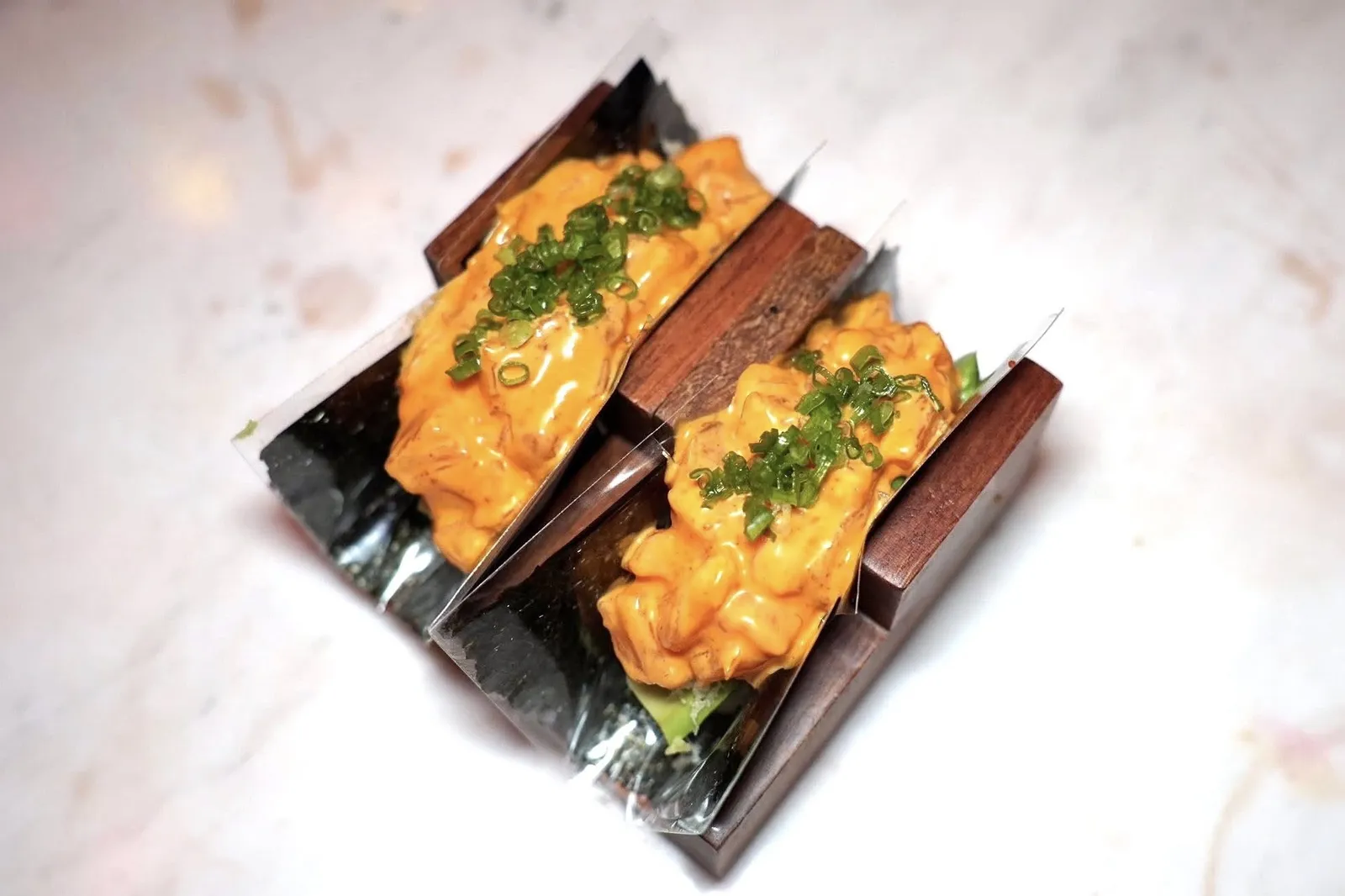 SPICY SALMON (250++)Salmon & avocado with spicy sauceHand Roll เสิร์ฟมากับเนื้อปลาแซลมอนและซอสรสเผ็ด ด้านบนตัดด้วยความฉุนเบา ๆ ของต้นหอมซอยได้อย่างลงตัว