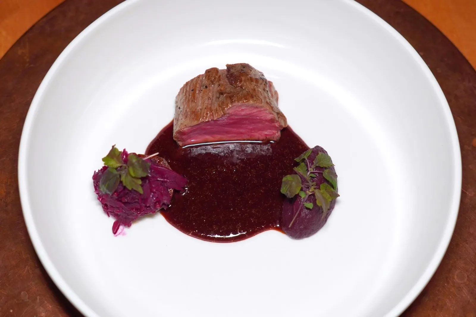 VEAL,RED CABBAGE, MUSTARD SEEDS, RASPBERRIES AND DUCK FATเนื้อลูกวัวสโลวีเนียอบเสิร์ฟมาควบคู่กันกับซอสที่เตรียมมาจากไขมันเป็ดและเบอร์รี่ให้รสชาติที่เข้มข้น ข้าง ๆ กันคือพูเรที่ผสมผสานกะหล่ำแดงและลูกพลัมเข้าไว้ด้วยกัน อีกฝั่งหนึ่งคือแก้มลูกวัวผสมผสานกันกับผักกะหล่ำแดงและเมล็ดมัสตาร์ด (16/20)