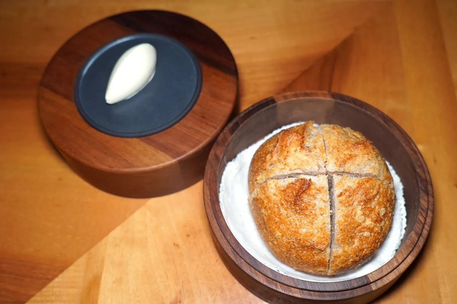 BREAD, SMOKED BUTTERจากนั้นพนักงานจะเสิร์ฟขนมปัง Sourdough โฮมเมดมาคู่กันกับเนยรมควัน