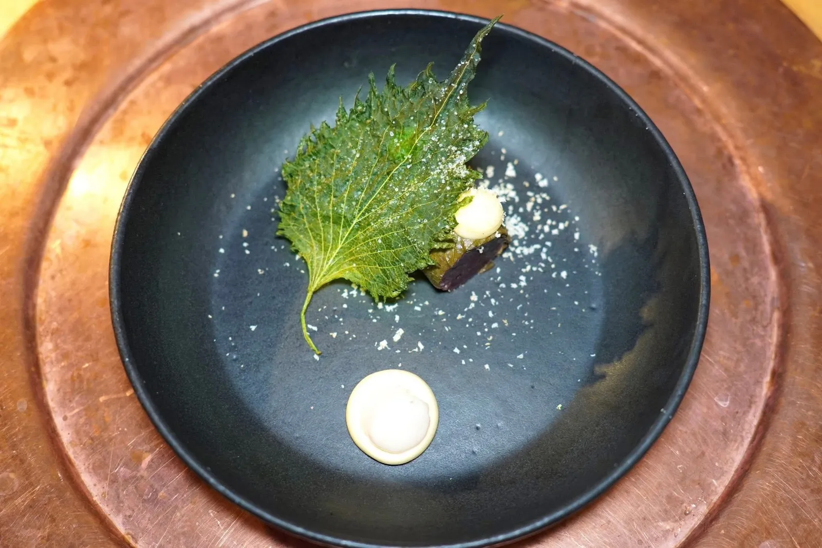 TATAR,ROE DEER, HAZELNUTS, FOIE GRAS, PERILA OR SHISO LEAVESTartare เนื้อกวางโรที่ผ่านกระบวนการหมักในไวน์แดง Barolo พร้อมทั้งใส่ทรัฟเฟิลลงไปด้วย จากนั้นพันห่อด้วยใบชิโสะดอง ด้านบนท็อปด้วยใบชิโสะทอด ข้าง ๆ กันคือซอสมัสตาร์ดมายองเนสเติมแต่งรสชาติพร้อมกับเพิ่มเติมความฉุนลงไปเล็กน้อย นอกจากนี้ยังมีไอศกรีมตับห่านสร้างความหอม มัน และครีมมี่ได้อย่างลงตัว (16/20)