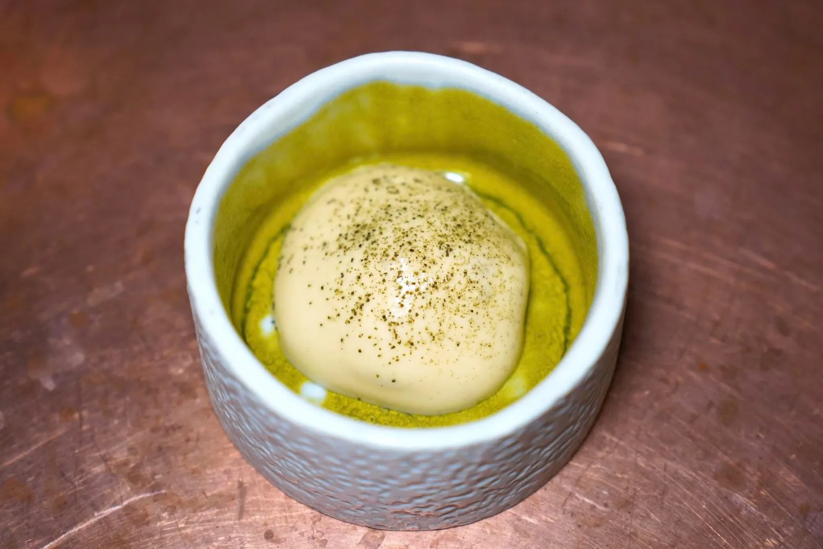 AMUSE BOUCHEปลา Sturgeon เสิร์ฟเป็น Fillet คู่กันกับองค์ประกอบของเห็ดดอง ด้านบนคือ Sturgeon Dashi นำเสนอมาในรูปแบบโฟม จากนั้นค่อยโรยด้วยผงสาหร่ายคอมบุ (16/20)