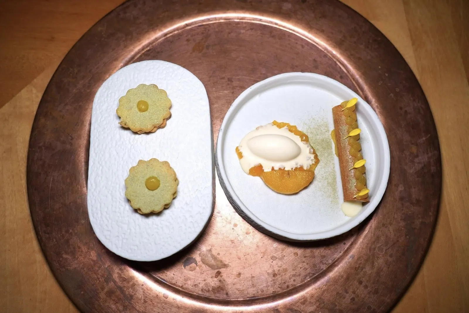 PEACH,ROSEMARY AND HONEYของหวานจานหลักเป็นการผสมผสานรสชาติและเทคนิคอันหลากหลายเริ่มต้นจากฝั่งขวามือคือแป้งแพสทรี่สอดไส้ครีมโรสแมรี่และเจลลูกพลับ ตรงกลางคือไอศกรีมน้ำผึ้งเสิร์ฟมากับลูกพลับดอง สุดท้ายคือบิสกิตเมล็ดสน Pine Nuts จับคู่มากับลูกพลับและผงโรสแมรี่ (16/20)