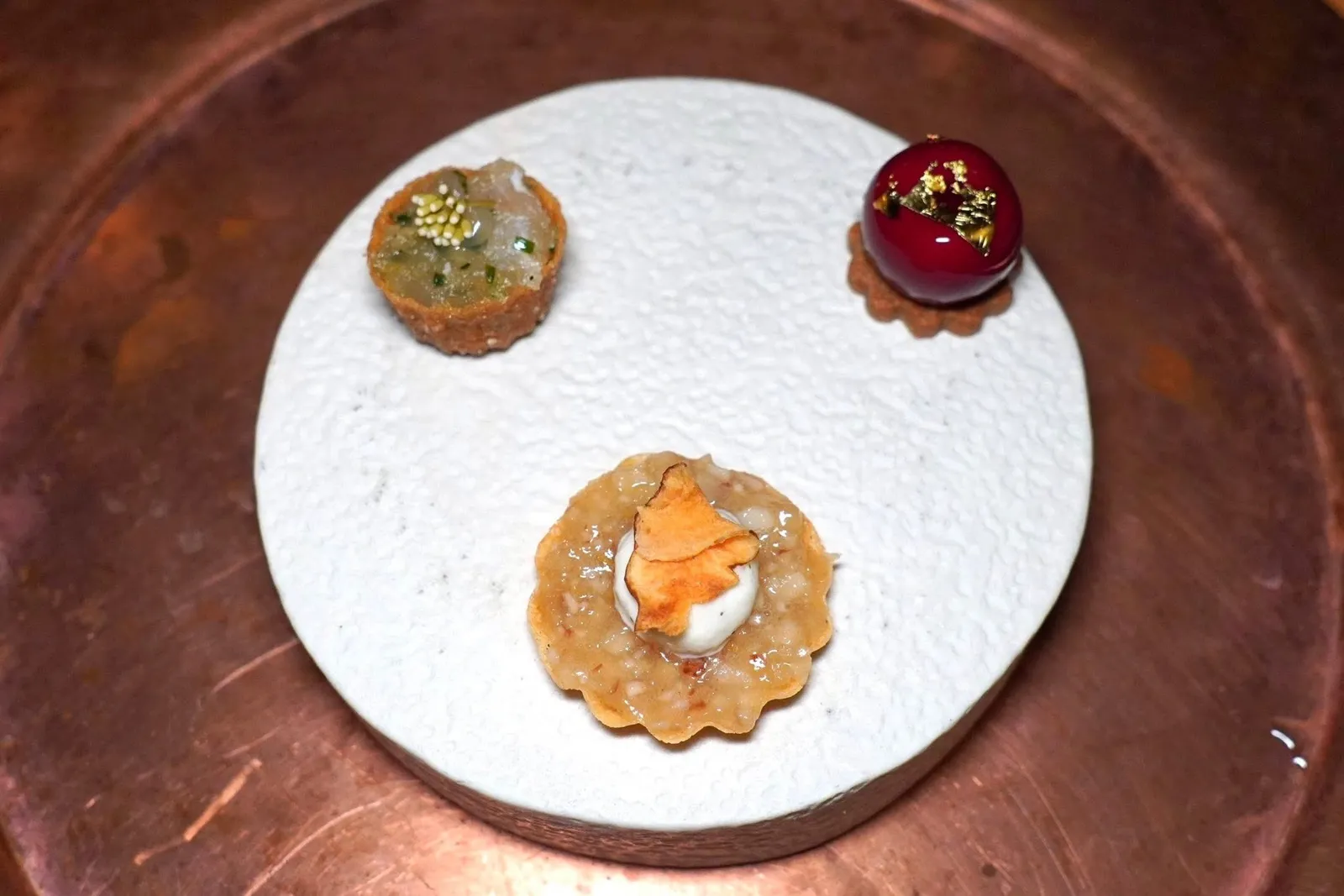 AMUSE BOUCHEเริ่มต้นมื้ออาหารด้วยชิ้นฝั่งซ้ายทือคือ Tartare ที่เตรียมมาจากเนื้อปลา Dentex เสิร์ฟมากับ Samphire ดอง ถัดมาคือชิ้นตรงกลางเป็นทาสขนาดจิ๋วที่บรรจุลูกแพรจากคู่กับความหวานที่ได้จากเยรูซาเลมอาร์ติโชค ด้านบนท็อปด้วยโฟมชีส Pecorino และแผ่นเยรูซาเลมอาร์ติโชคทอดกรอบ ฝั่งขวามือคือ Chicken Liver Pâté ที่เชฟนำไปจุ่มใน Beetroot Juisce Reduction จนเคลือบบริเวณผิวให้กลายเป็นสีแดงเข้ม ด้านล่างรองด้วย Buckwheat Cookie กรอบ ๆ (16/20)