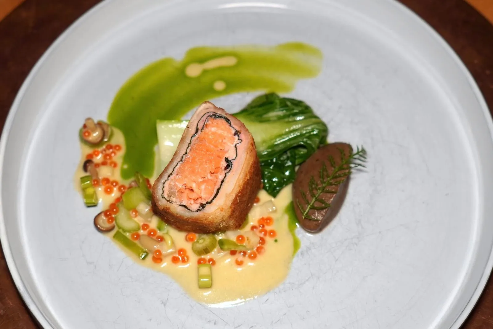 TROUT,VEGETABLE RAGU, TROUT CAVIAR, BROWN BUTTER AND CITRUSปลาเทร้าต์เสิร์ฟมาในแป้งพัฟแพสทรี่กรอบ ๆ ขนาบข้างด้วยผักบ๊อกฉ่อย รอบ ๆ คือพูเรเซเลอรี่รวมไปถึงซอสที่เตรียมมาจากบราวน์บัตเตอร์โดยมีมิติทางเนื้อสัมผัสที่เกิดจากไข่ปลาเทร้าต์ เซเลอรี่ และเห็ด (15/20)