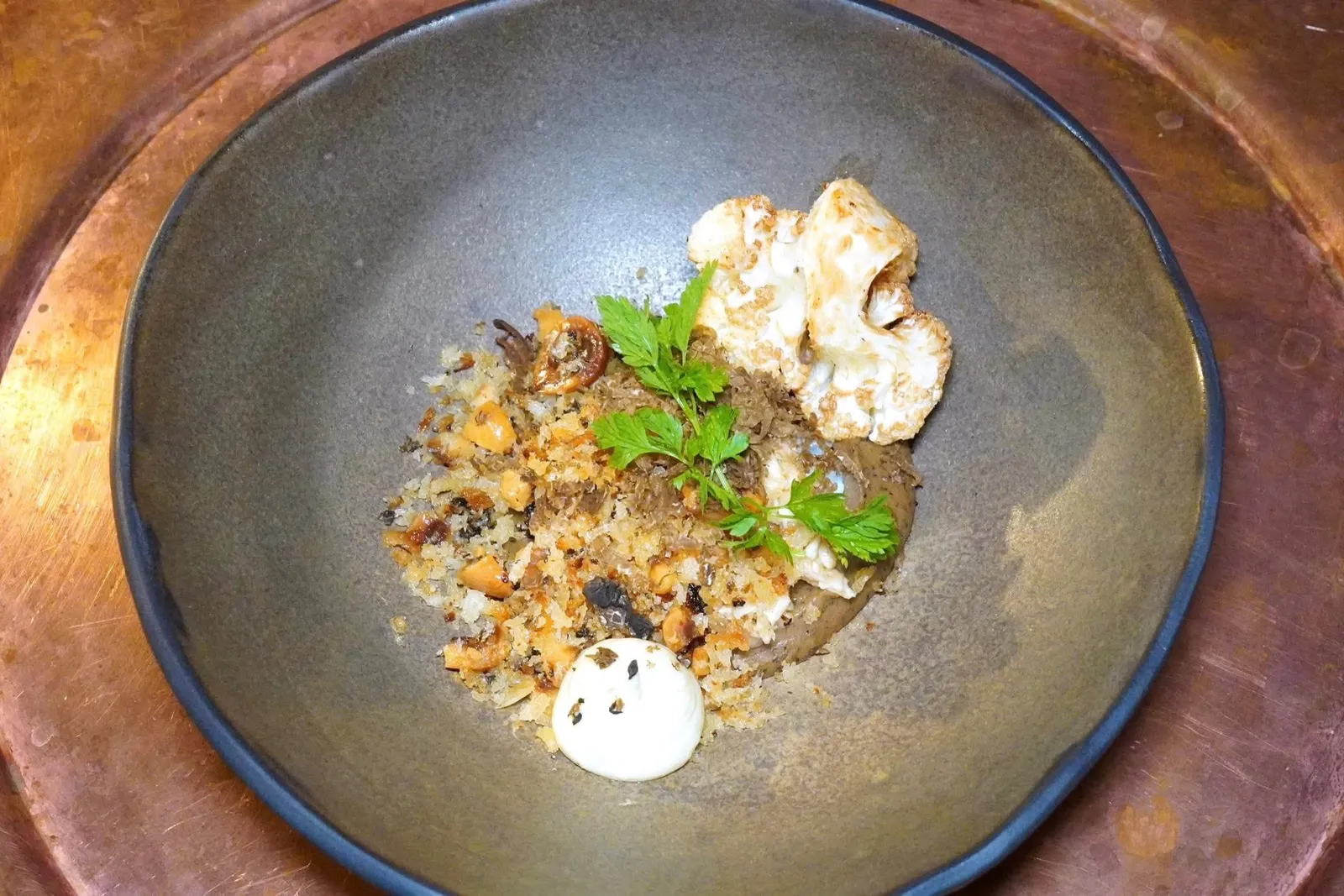 CAULIFLOWER,EGG YOLK, BROWN BUTTER, BREADCRUMBS AND TRUFFLESดอกกะหล่ำพูเรเสิร์ฟมากับไข่แดงที่ผ่านการ Poached พอเหมาะ ในจานยังมี Couscous รยมไปถึงเกล็ดขนมปังและถั่วฮาเซลนัทใส่มาด้วยช่วยสร้างมิติทางเนื้อสัมผัส สำหรับอโรมาจะได้จากทรัฟเฟิลและซอสมายองเนสทรัฟเฟิล สุดท้ายคือดอกกะหล่ำทอดใส่มาด้านข้าง (15/20)