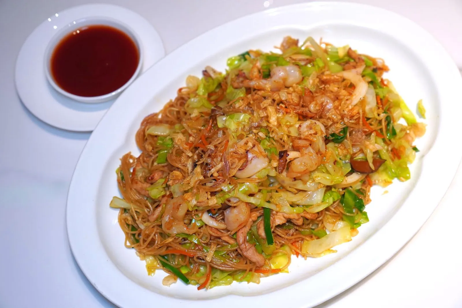 福建海鲜炒米粉 (88 CNY+)Fujian Style Stir-Fried Rice Noodles with Seafoodปิดท้ายด้วยเมนูเส้นผัดมากับอาหารทะเลหลายชนิดในไฟแรงสังเกตได้จากความแห้งของเส้น ทั้งยังมีกลิ่นหอมกระทะโดดเด่นอีกด้วย (16/20)