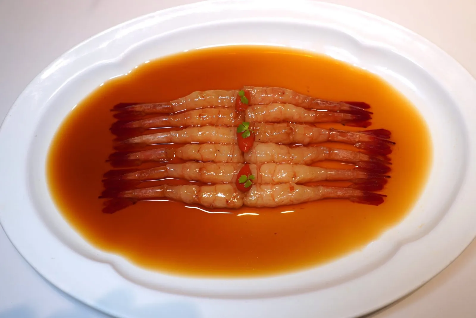福建老酒浸北海道甜虾 (108 CNY+)Sweet Shrimp Soaked in Fujian Old Wineกุ้งหวานนำเข้าจากจังหวัด Hokkaido ประเทศญี่ปุ่นมีเนื้อสัมผัสที่ค่อนข้างหนึบและรสหวานโดยธรรมชาติ เชฟนำมาแช่ใน Fujian Old Wine ซึ่งเป็นผลิตภัณฑ์เก่าแก่ที่มีต้นกำเนิดมาจากเมือง Qianlong ในช่วงราชวงศ์ชิงและได้รับการเสนอชื่อให้เป็นไวน์ขึ้นชื่อของมณฑลมาตั้งแต่ปี ค.ศ. 1957 ให้รสชาติที่เข้มข้นและอโรมาที่หอมโดดเด่นไม่เหมือนใคร (15/20)