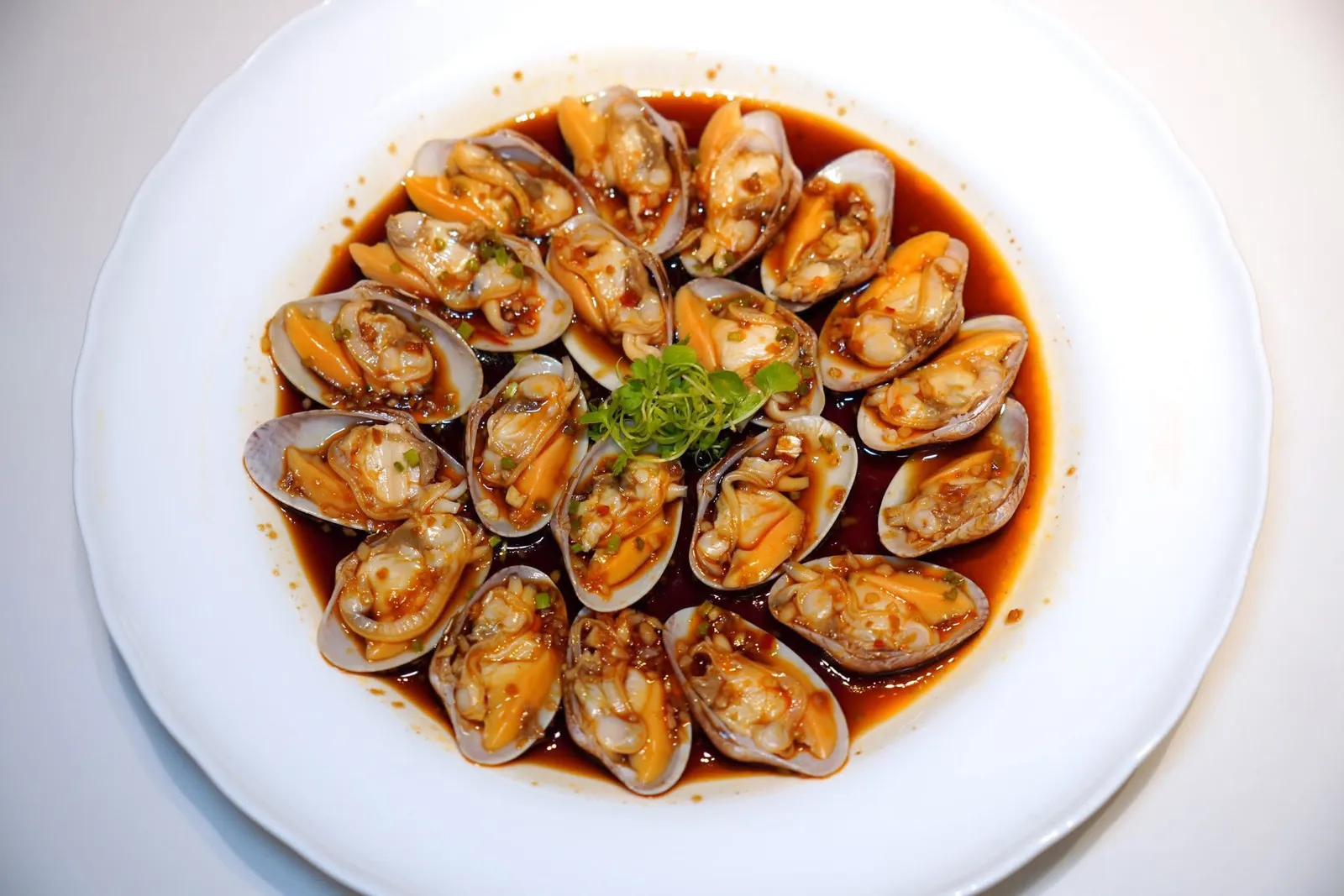 闽式捞汁油蛤 (78 CNY+)Hokkien Style Clams in Sauceห้ามพลาดเมนูหอยลายผัดซอสสไตล์ฮกเกี้ยนโดยทางร้านใช้หอยสด ๆ นำไป Poached จนได้ความสุกพอเหมาะไร้ที่ติ จากนั้นนำมาคลุกเคล้ากับซอสสไตล์ฟูเจียนที่มีความเค็มและอูมามิกลมกล่อม ชิ้นหอยดูดน้ำซอสเข้าไปจนได้รสชาติที่ดีแล้วเสิร์ฟมาแบบเย็น (15/20)