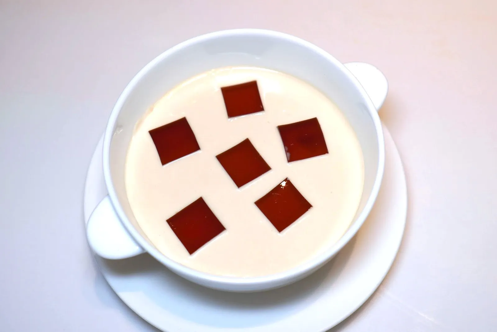 大红袍鲜奶布丁 (38 CNY+)Milk Pudding with Tea Jellyเชฟ Rong Wu อาศัยแรงบันดาลใจจากเมนูชานมในการรังสรรค์ของหวานจานนี้ขึ้นมาเป็นของตัวเอง เขาเลือกใช้ Da Hong Pao ซึ่งเป็นชาท้องถิ่นจากภูเขา Wuyi ของมณฑลฟูเจียนที่ได้รับสมญานามว่า King of Rock Tea มาทำเป็นเจลลี่ชาที่มีเนื้อสัมผัสละมุนลิ้น จากนั้นเสิร์ฟมากับพุดดิ้งนมหอมมัน (16/20)