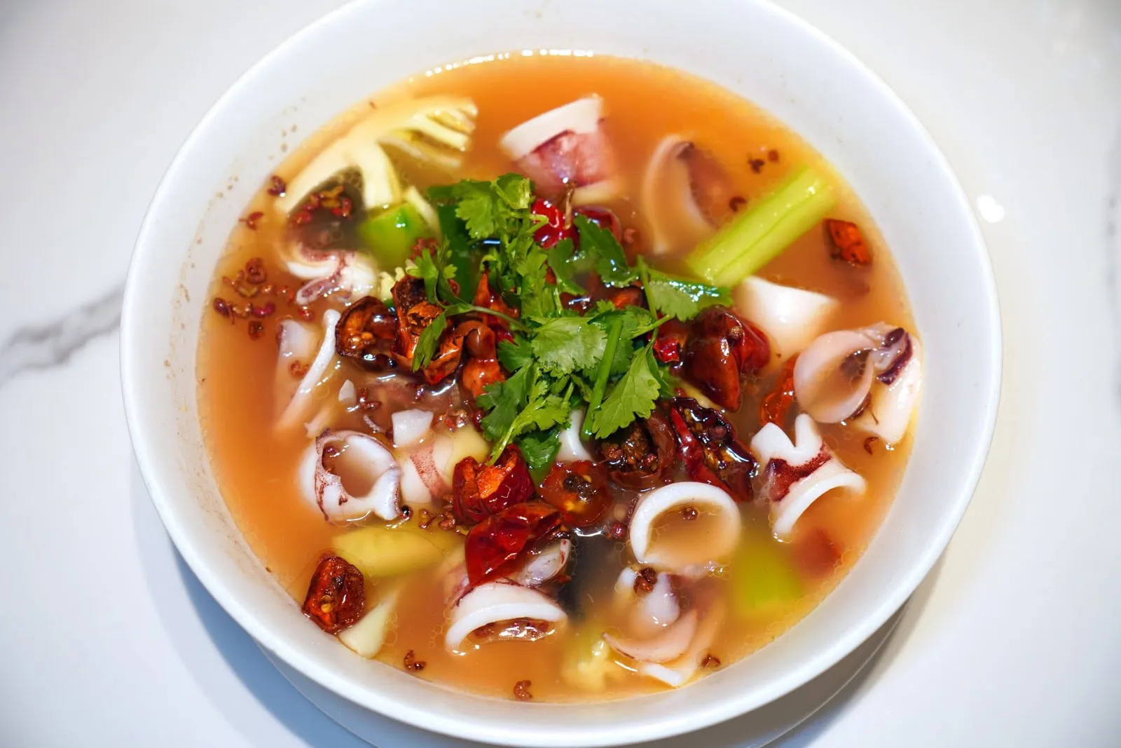水煮东山小管 (128 CNY+)Boiled Squid in Hot Chili Oilหมึกเป็นหนึ่งวัตถุดิบสำคัญของเกาะ Dongshan ในมณฑลฟูเจียน เชฟนำมาต้มในสไตล์อาหารจีนฟูเจียนโดยทุกชิ้นยังคงมีความกรอบเคล้ากันไปกับรสชาติเผ็ดร้อน หวาน เปรี้ยว หอมกลิ่นสมุนไพรและแตงกวาเพียงเบา ๆ (16/20)
