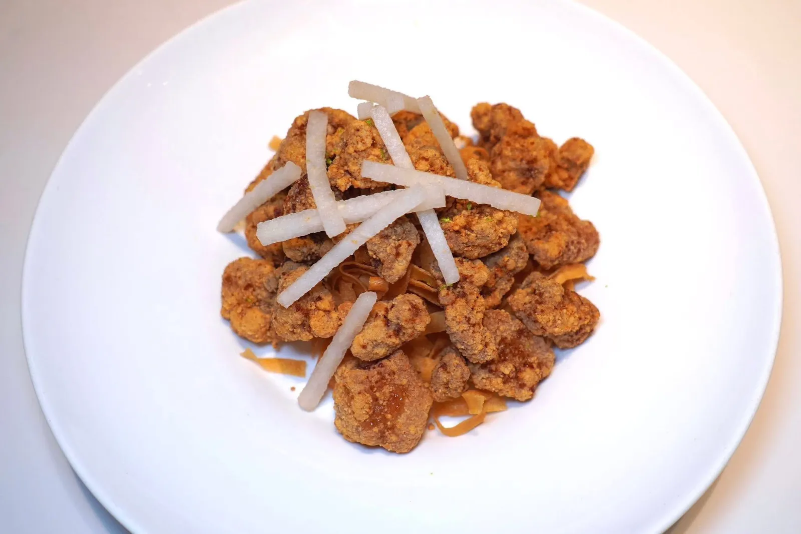 永春老醋炸黑毛猪肉 (88 CNY+)Deep-Fried Black Pork with Aged Vinegarเนื้อหมูคลุกน้ำส้มสายชูทอด (炸醋肉) เป็นของว่างยอดนิยมในแถบฟูเจียน เชฟนำหมูดำ Longyan Black Pork ไปหมักกับน้ำส้มสายชูเก่า Yongchun Aged Vinegar ทำให้เนื้อหมูมีความนุ่มกว่าปกติแต่ยังคงไว้ซึ่งความสู้ฟันเบา ๆ จากนั้นนำไปทอดจนผิวชั้นนอกกรอบ ทุกชิ้นล้วนให้รสเปรี้ยวและกลิ่นหอมที่มีมิติ (15/20)