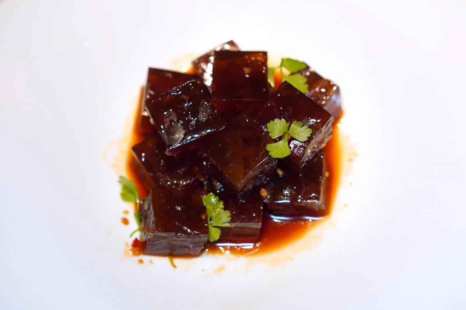 海蜇头冻永春老醋 (68 CNY+)Jellyfish Head and Aged Vinegar Jellyส่วนหัวหรือโดมของกระพรุนกรุบกรอบแช่มาในน้ำส้มสายชู Yongchun Aged Vinegar ซึ่งเป็น 1 ใน 4 น้ำส้มสายชูที่ได้รับความนิยมมากที่สุดในประเทศจีนมีรสชาติเปรี้ยวที่ค่อนข้างลึกทำให้จานนี้เป็นของว่างเรียกน้ำย่อยแบบเย็นที่ดีมาก ๆ (15/20)