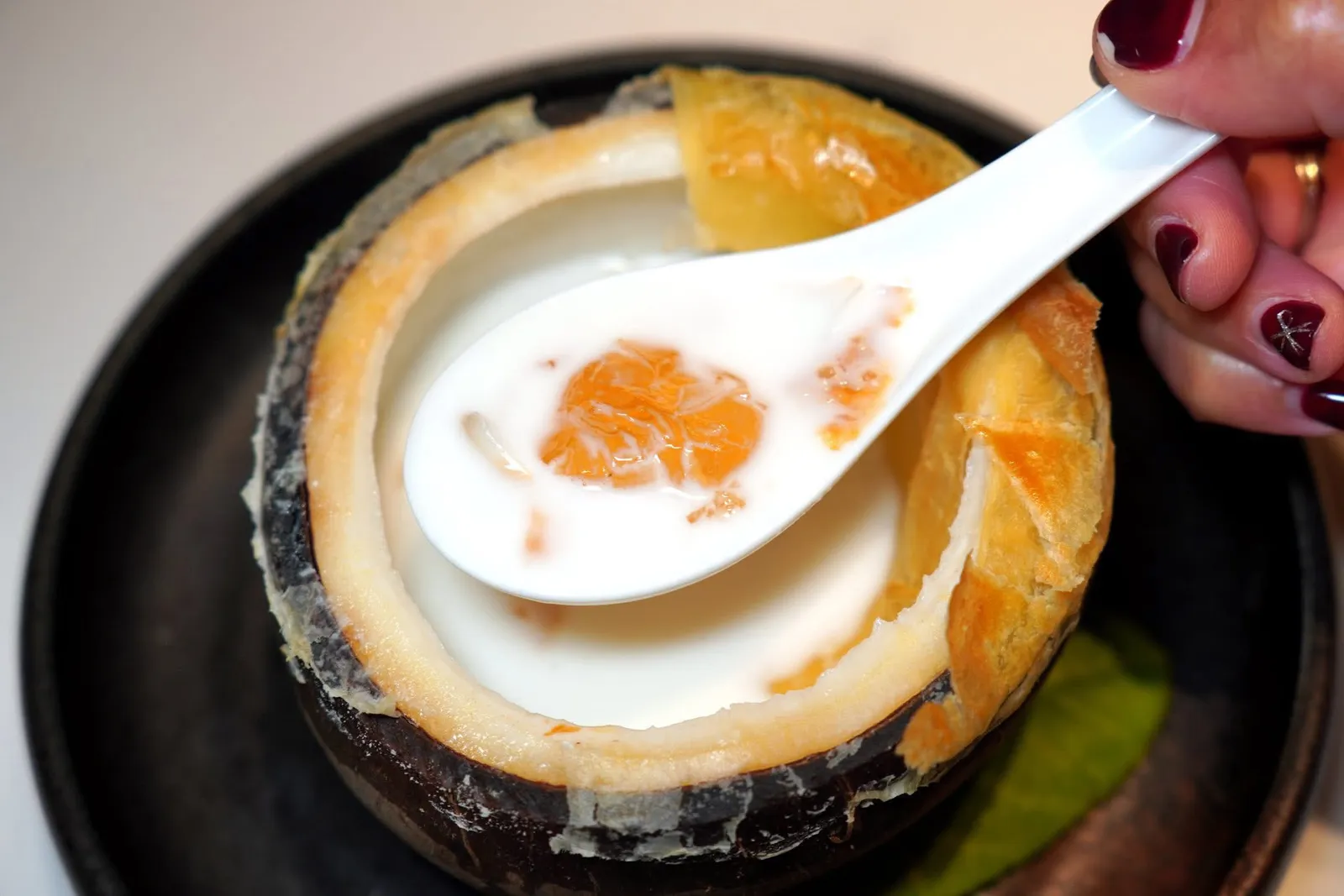 酥皮椰汁百合炖桃胶 (68 CNY+)Crispy Puff Pastry with Coconut Milk, Lily, and Peach Gumด้านในประกอบไปด้วยชิ้นแปะฮะและ Peach Gum เคี้ยวหนึบ (16/20)