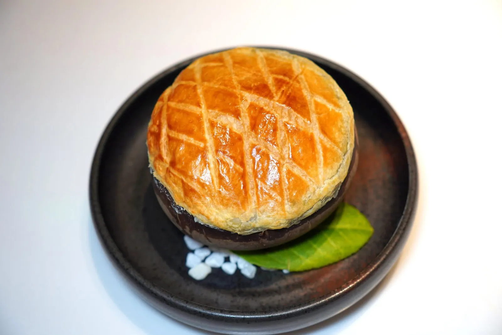 酥皮椰汁百合炖桃胶 (68 CNY+)Crispy Puff Pastry with Coconut Milk, Lily, and Peach Gumของหวานจานแรกเป็นนมมะพร้าวเสิร์ฟมาในถ้วย ด้านบนเป็นแป้งพัฟแพสทรี่คลุมเอาไว้ (16/20)