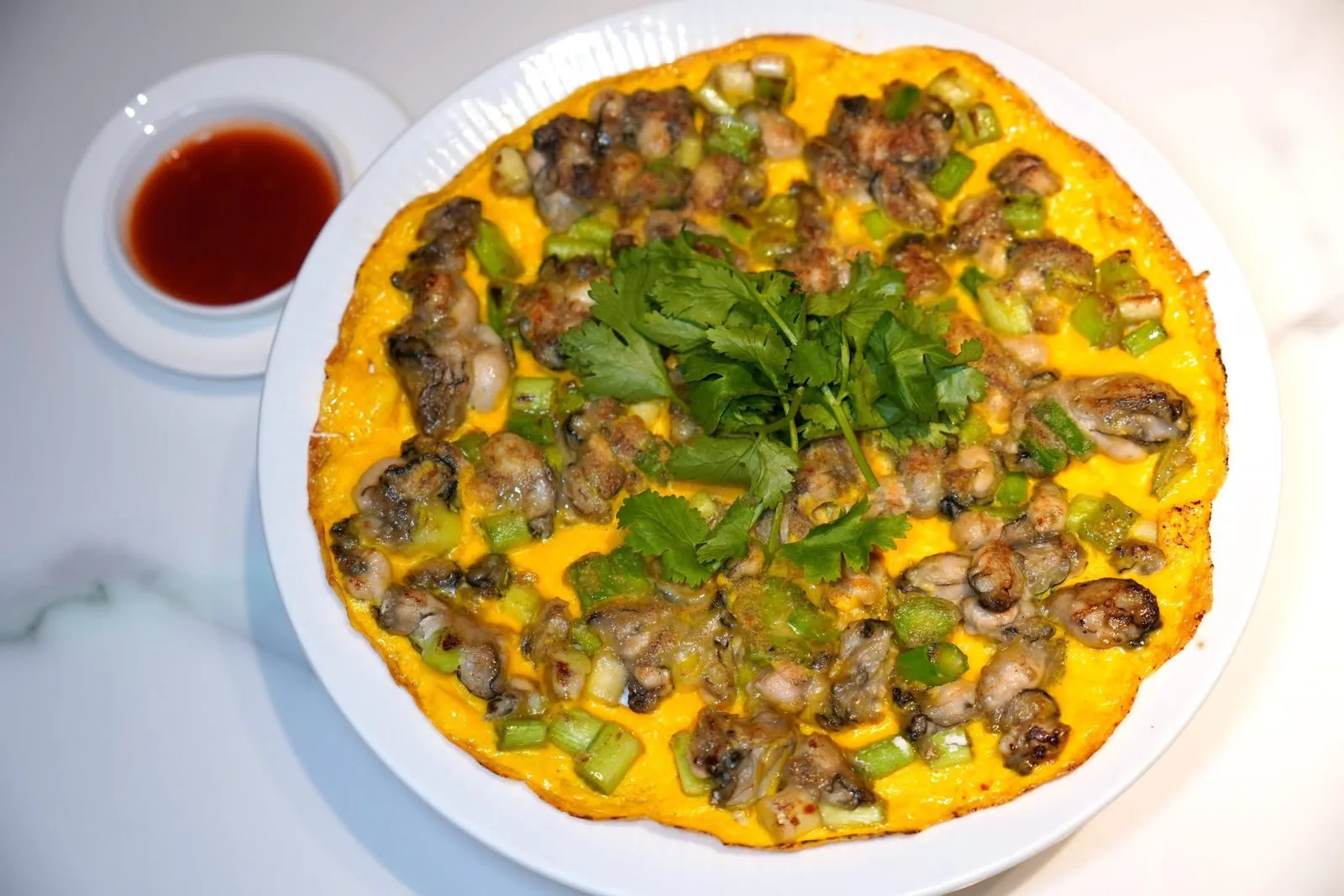 福建传统蚵仔煎 (78 CNY+)Fujian Traditional Oyster Omeletหอยนางรมทอดเป็นเมนูเด็ดของมณฑลฟูเจียนที่ปรากฎอยู่ในสารคดีเรื่อง A Bite of China ทางร้านเลือกเาิร์ฟมาแบบพื้นบ้านแท้ ๆ โดยใช้หอยนางรมสด ๆ คุณภาพดีทอดกับแป้งในกระทะ ความหอมและครีมมี่ของไข่ผสานเข้ากันกับความครีมมี่ของหอยได้อย่างลงตัว (15/20)
