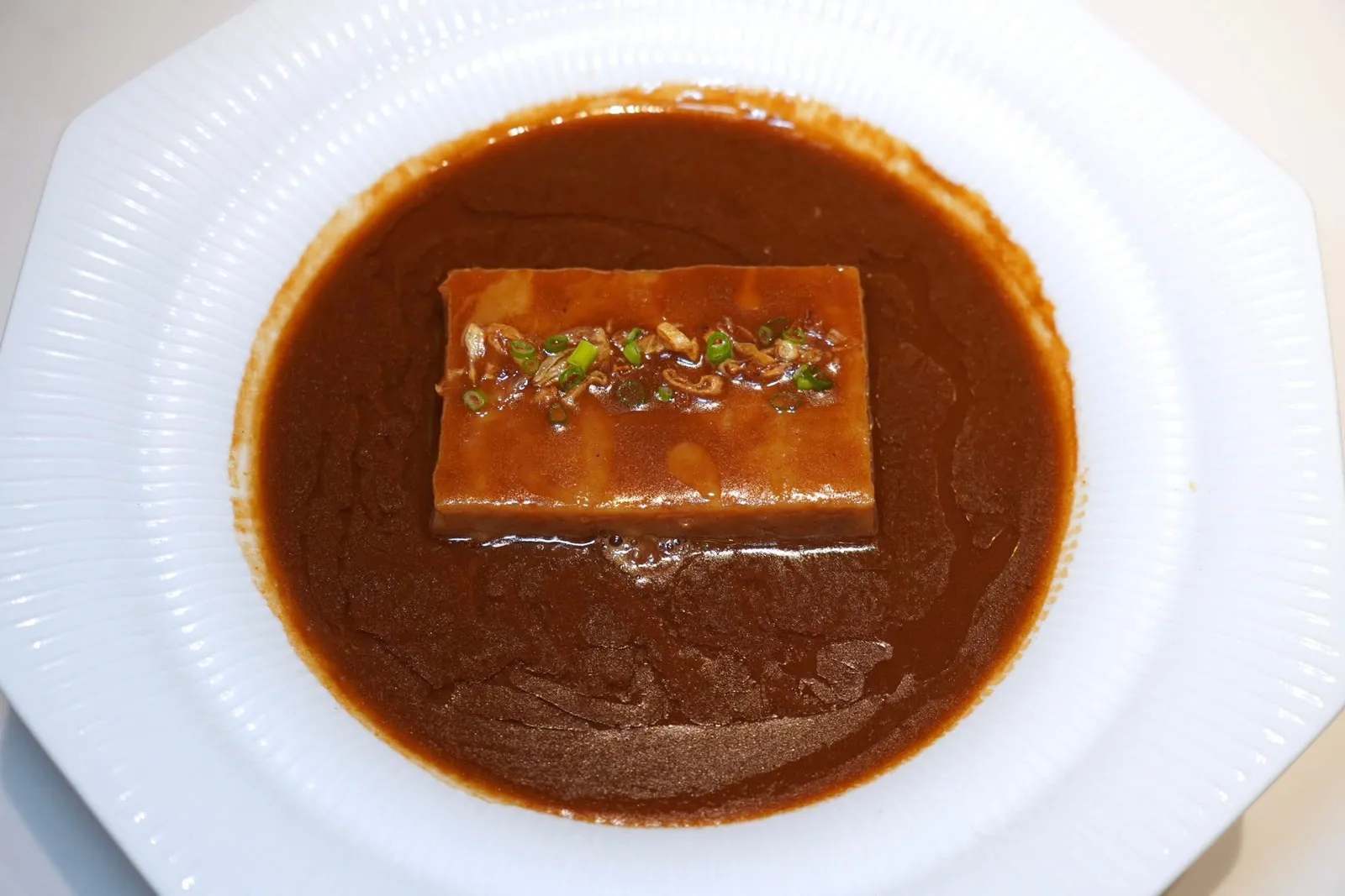 原创葱油肉汁焗芋头 (56 CNY+)Original Baked Taro in Gravy with Scallion Oil (Small)หนึ่งในสุดยอดเมนูระดับพระกาฬของทางร้านคือเผือกอบที่ได้จากการคัดชิ้นเผือกที่มีเนื้อสัมผัสไม่เหนียว หวาน และละมุนลิ้น จากนั้นนำมาอบช้า ๆ ในอัตราส่วนเผือก 2 ชิ้นต่อเนื้อหมู 1 ปอนด์ ขณะชิมน้ำเกรวี่รอบ ๆ ให้รสชาติหอมมันเข้มข้นจนกลืนกันเป็นเนื้อสัมผัสเดียวกับชิ้นเผือกคล้ายกับพูเรหรือไอศกรีมเลยทีเดียว เชฟเพิ่มมิติของกลิ่นเล็กน้อยด้วยน้ำมันต้นหอมใส่ลงไปรอบ ๆ จาน (17/20)