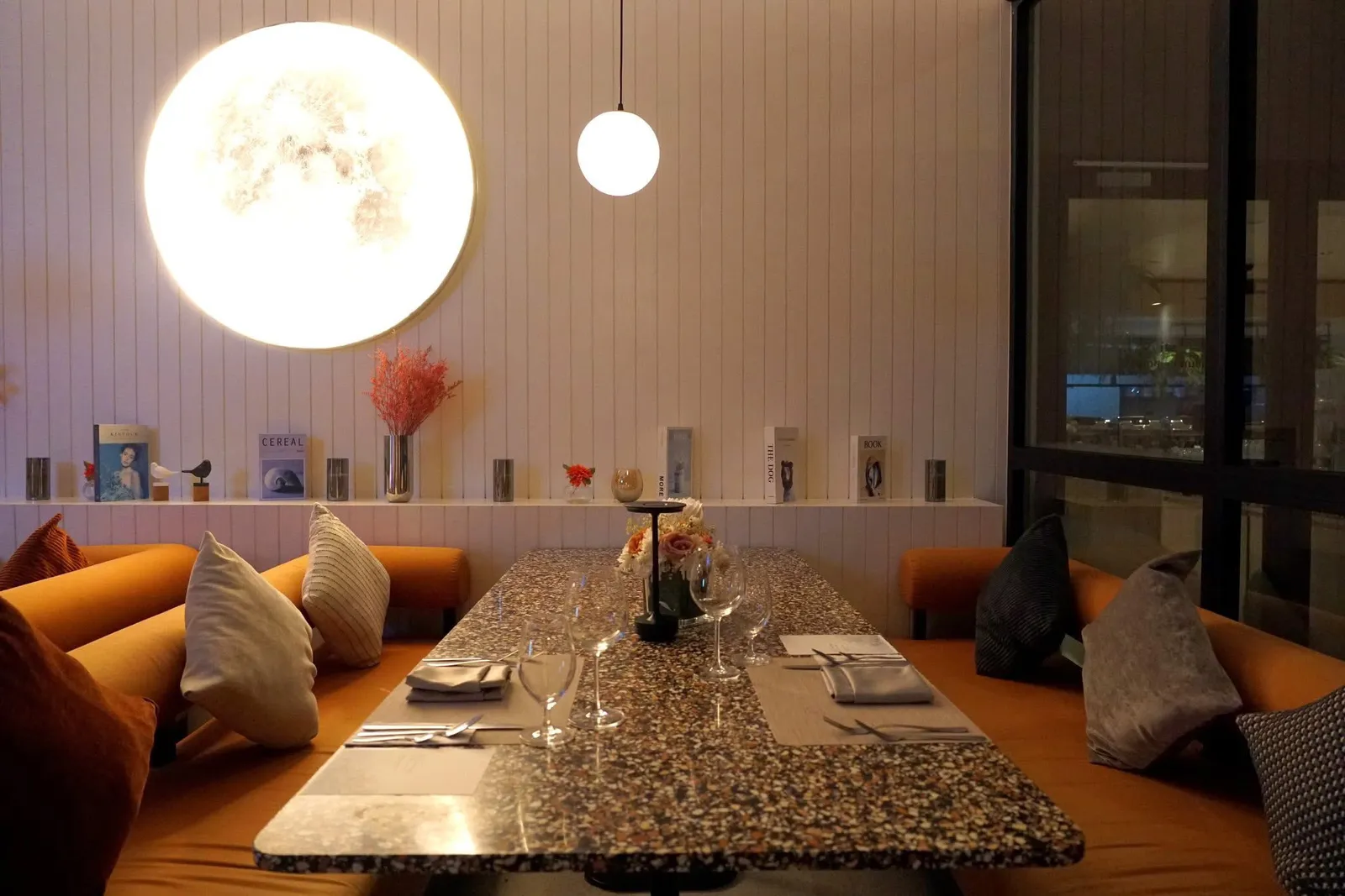 ทุกคอร์สไม่ใช่เมนูที่เราพบเจอกันทั่ว ๆ ไปแต่เชฟประจำร้านได้ทำการคิดและออกแบบแต่ละจานมาเป็นอย่างดี ทั้งยังมีรสชาติที่เข้าใจง่ายและตรงไปตรงมา