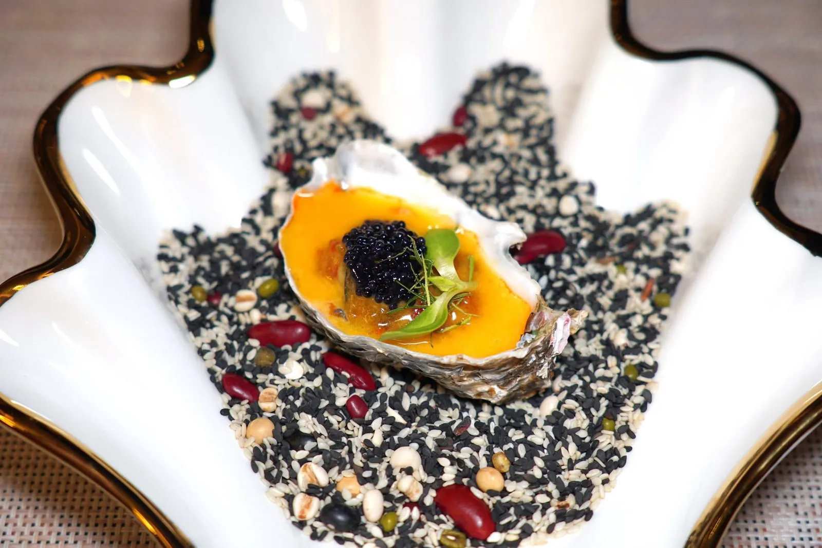 Chapter TwoSouthern SerenityOyster from Southern of Thailand with Savory Mousse and Caviar on topคอร์สนี้เชฟใช้หอยนางรมจากจังหวัดสุราษฎร์ธานีเสิร์ฟมากับมูสน้ำพริกเผาผสมสมุนไพรไทย ด้านล่างมีเจลมะนาวแอบซ่อนอยู่ ด้านบนท็อปด้วยลัมป์ฟิชคาเวียร์ให้รสชาติเค็มพอเหมาะ (12/20)