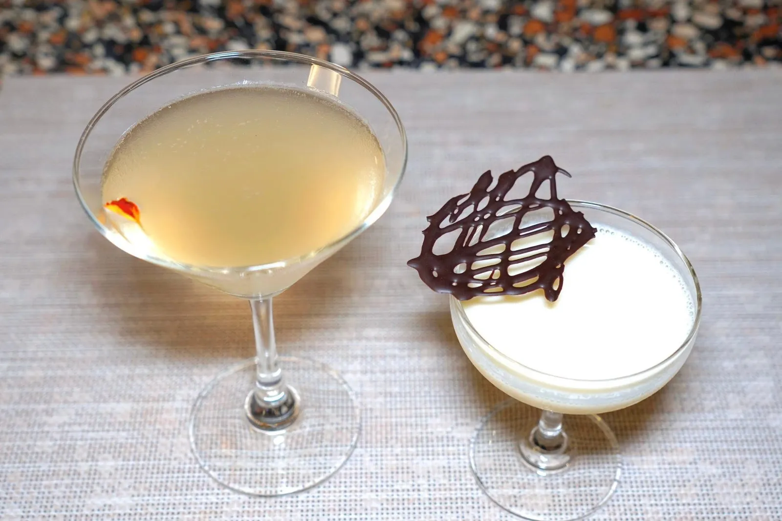 การจับคู่เครื่องดื่ม Mocktail Pairing (4 Glasses - 350++) และ Cocktail Pairing (4 Glasses - 550++) ก็จัดว่าคุ้มค่าไม่แพ้กัน