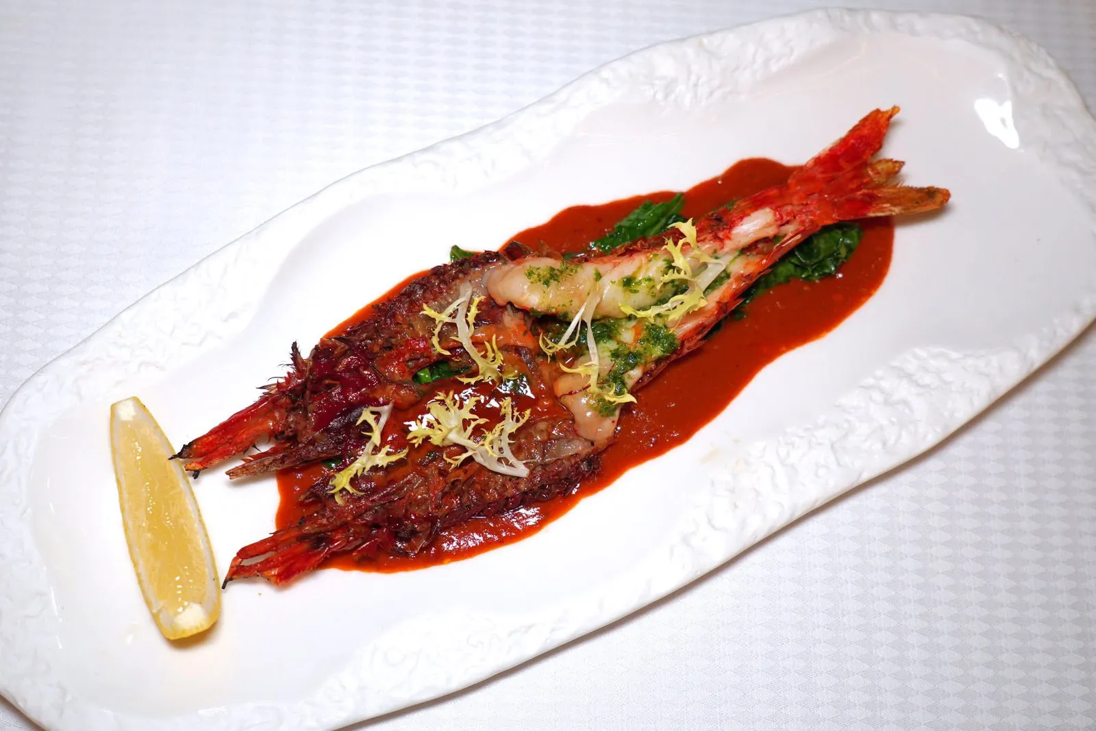 CARABINEROS PRAWN (2,200++)Grilled and served on a fresh spiced tomatoกุ้ง Carabineros คุณภาพสูงย่างมาสุกกำลังดี เนื้อกุ้งหวานโดยธรรมชาติ เชฟเสิร์ฟมาคู่กันกับซอสมะเขือเทศเข้มข้น