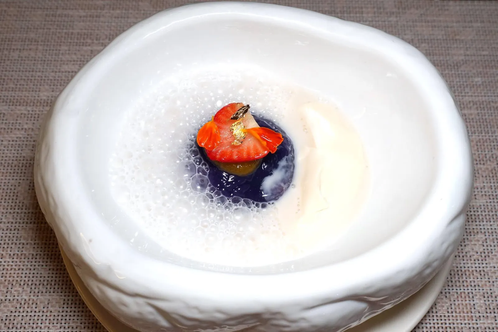Chapter EightMoonlight BlossomSalted Egg Yolk Custard Lava Rice ball with Coconut Foam and Panna Cottaมาถึงของหวานคอร์สสุดท้ายที่เชฟตั้งใจพาเหบ่านักชิมไปชมแสงจันทร์ เชฟเปรียบเมนูนี้เสมือนกับพระจันทร์ที่กำลังขึ้นด้วยบัวลอยที่ทำมาจากแป้งข้าวเหนียวสุรินทร์นุ่มหนึบ ด้านในสอดไส้คัสตาร์ดลาวาไข่เค็ม ด้านบนคือชิ้นสตรอว์เบอร์รี่ รอบ ๆ คือมูสโฟมกะทิและพันนาคอตต้านมวัวเนื้อละมุนเข้ากันได้อย่างไร้ที่ติ (13/20)
