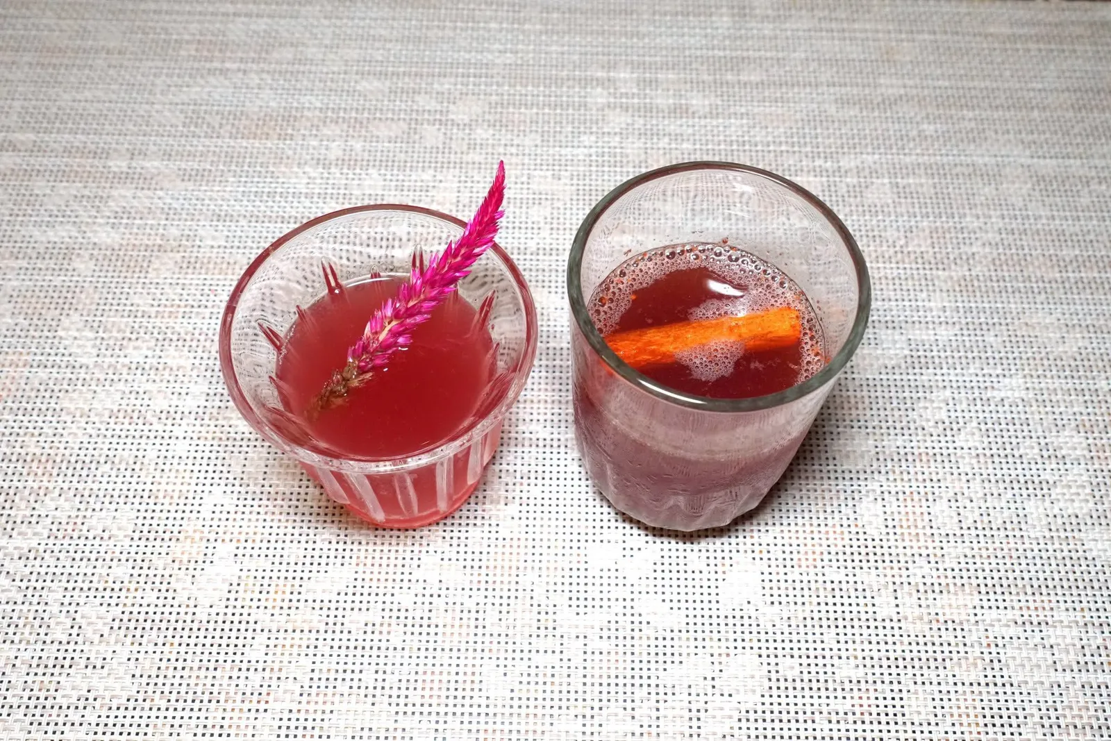 การจับคู่เครื่องดื่ม Mocktail Pairing (4 Glasses - 350++) และ Cocktail Pairing (4 Glasses - 550++) ก็จัดว่าคุ้มค่าไม่แพ้กัน