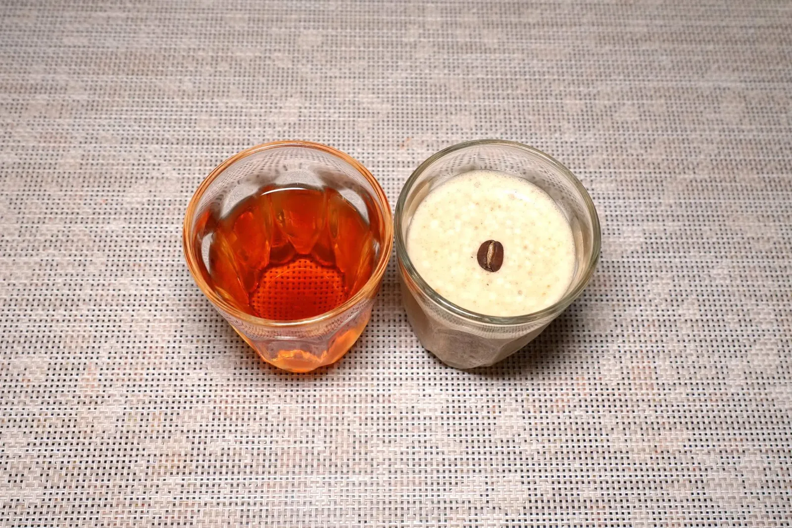 การจับคู่เครื่องดื่ม Mocktail Pairing (4 Glasses - 350++) และ Cocktail Pairing (4 Glasses - 550++) ก็จัดว่าคุ้มค่าไม่แพ้กัน