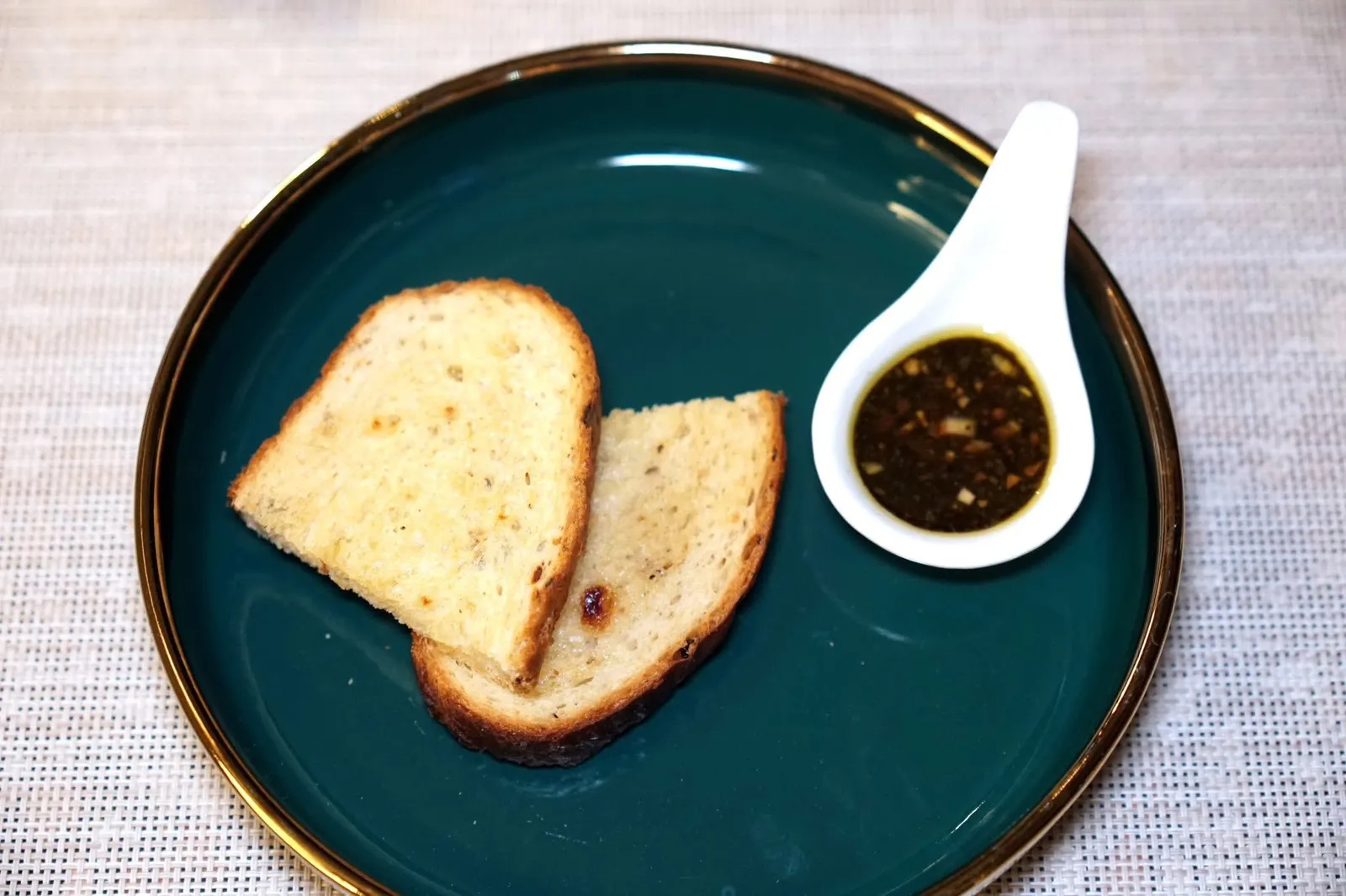 Breadขนมปังที่ผสมผสานเครื่องเทศของไทยและฝรั่งเศสรวมกันจับคู่มากับน้ำส้มสายชูบัลซามิคและน้ำผึ้งป่า