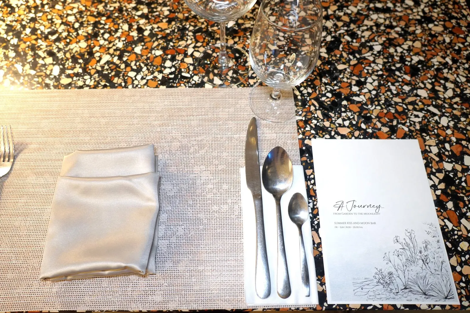 จุดเด่นคือ Tastine Menu ที่ใช้ชื่อว่า A Journey… From Garden to The Moonlight จัดเสิร์ฟอาหารจำนวน 8 คอร์สรวมไวน์แดงอีก 1 แก้วมาในราคาเพียง 990++ เท่านั้น