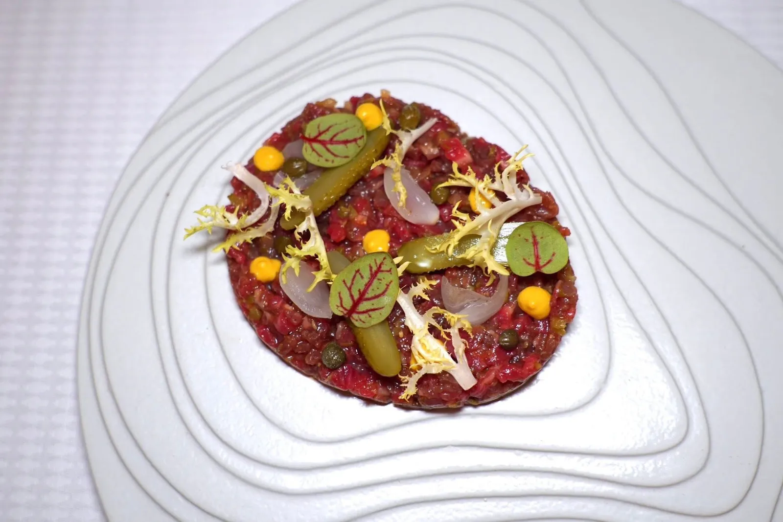 BLACK ANGUS BEEF TARTAR (700++)With pickled vegetables and toasted breadวิธีชิมให้ตัดฃกวางลงบนขนมปังกรอบเป็นอันพร้อมชิม