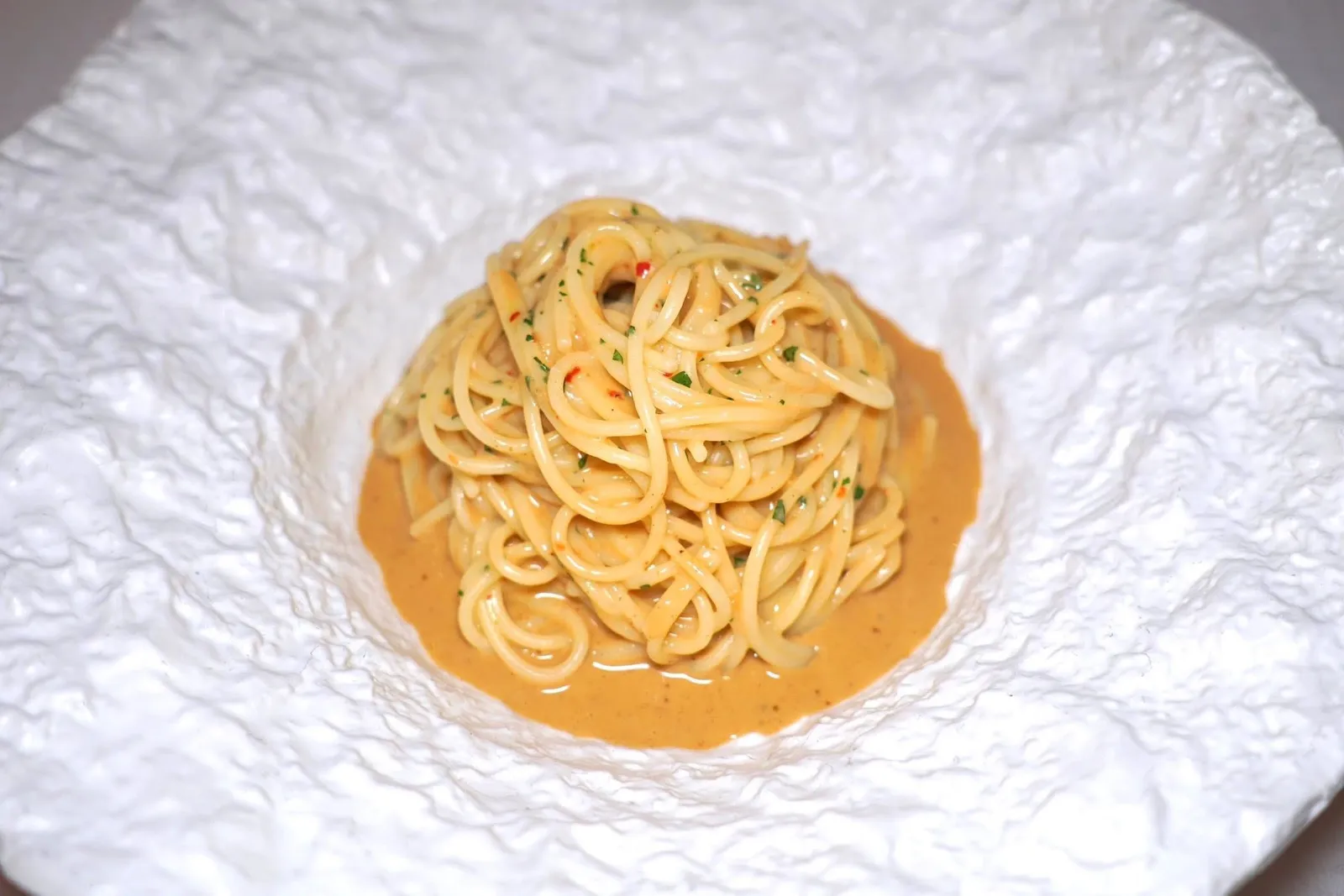 SPAGHETTI RICCI (1,900++)Aglio olio peperoncino and sea urchinsจานที่โดดเด่นที่สุดในวันนี้คือพาสต้าเส้นสปาเก็ตตี้เสิร์ฟมาในสไตล์ AOP คลาสสิก เชฟเสริมความโมเดิร์นโดยการเทซอสครีมอูนิที่มีครบทั้งความหอม มัน และครีมมี่ลงไปทั่ว ๆ จาน