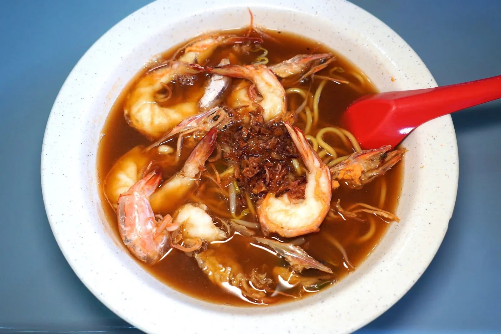 虾麵汤 (6 SGD)Prawn Mee (Soup)ใครที่มองหาเมนูราคาย่อมเยาสามารถเลือกสั่ง Prawn Mee ที่เสิร์ฟกุ้งไซซ์ปกติมาแบบล้นชาม น้ำซุปรสชาติเข้มข้นอูมามิ เส้นหมี่มีความนุ่มตัดกันกับความกรอบของผักต่าง ๆ ได้อย่างลงตัว (14/20)