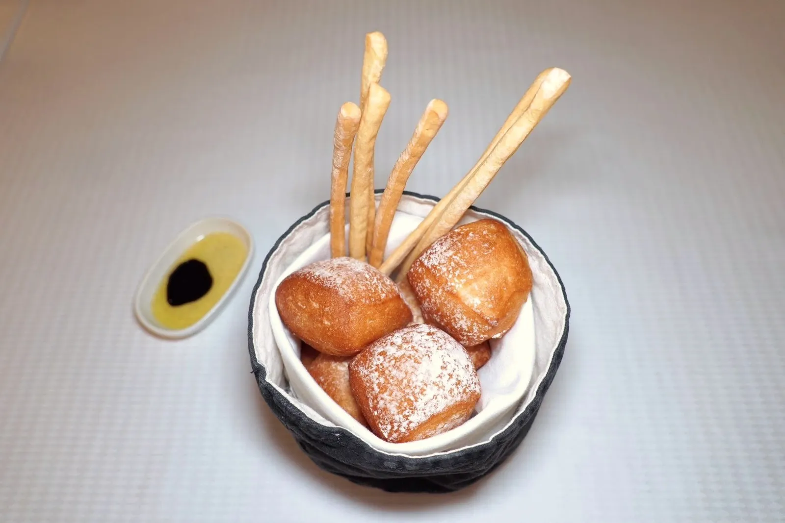 BREADขนมปังเสิร์ฟมากับน้ำมันมะกอกและน้ำส้มสายชูบัลซามิค